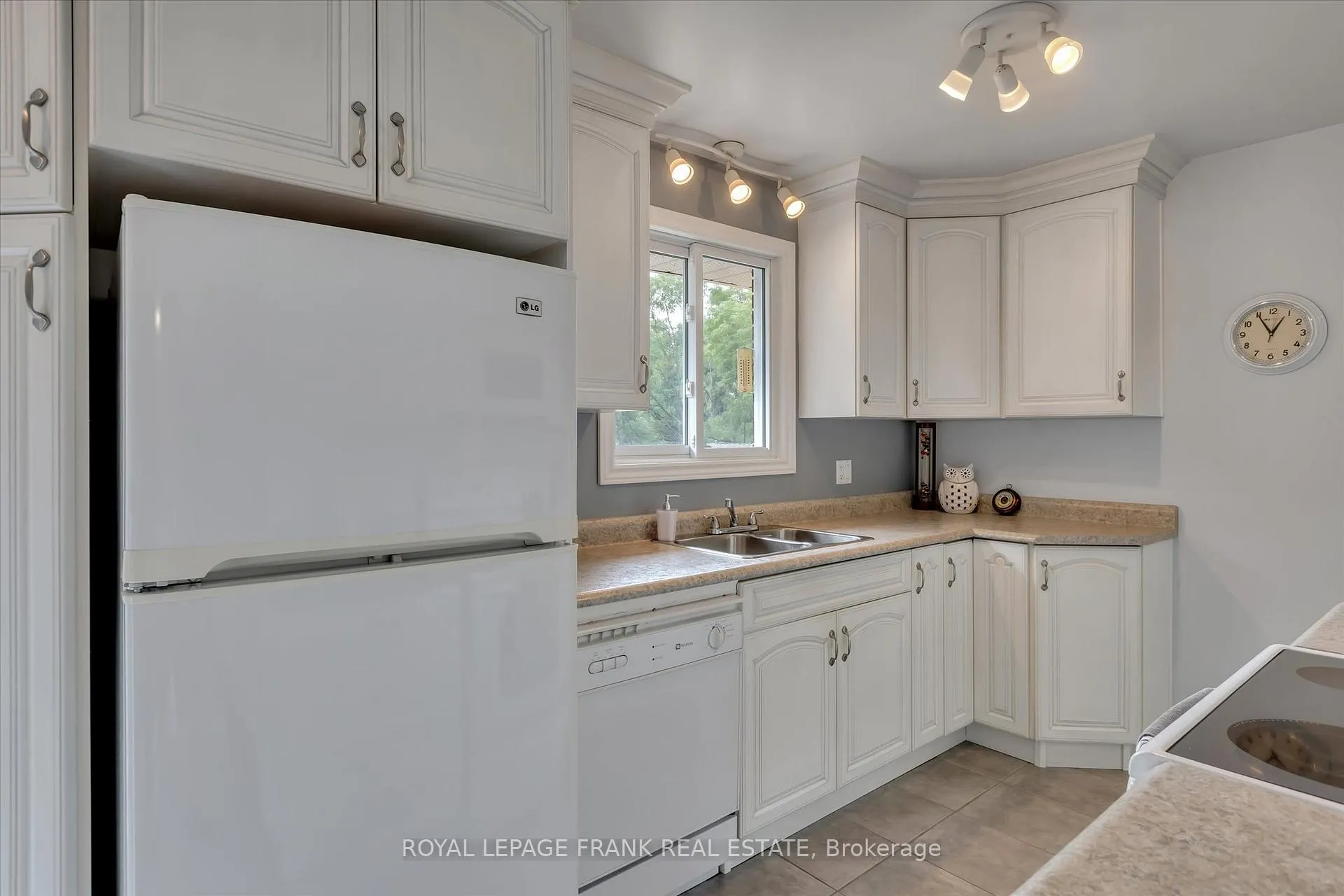 Photo 5 of 419 South Beach Road, Douro-Dummer — HOMEH