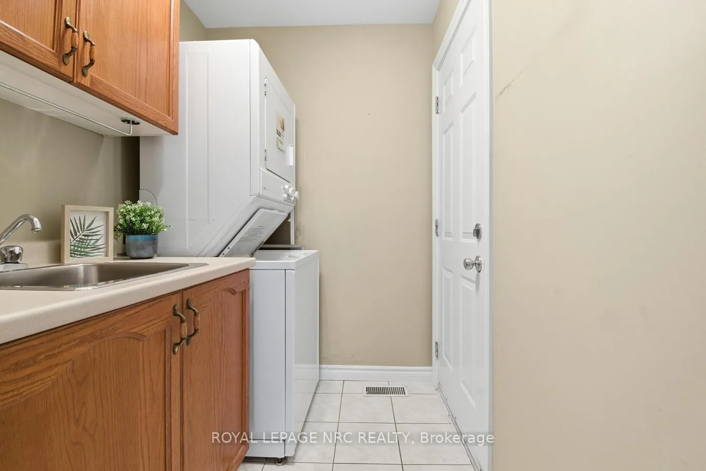 Photo 13 of 12 Kinsman Court, Pelham, Fonthill — HOMEH