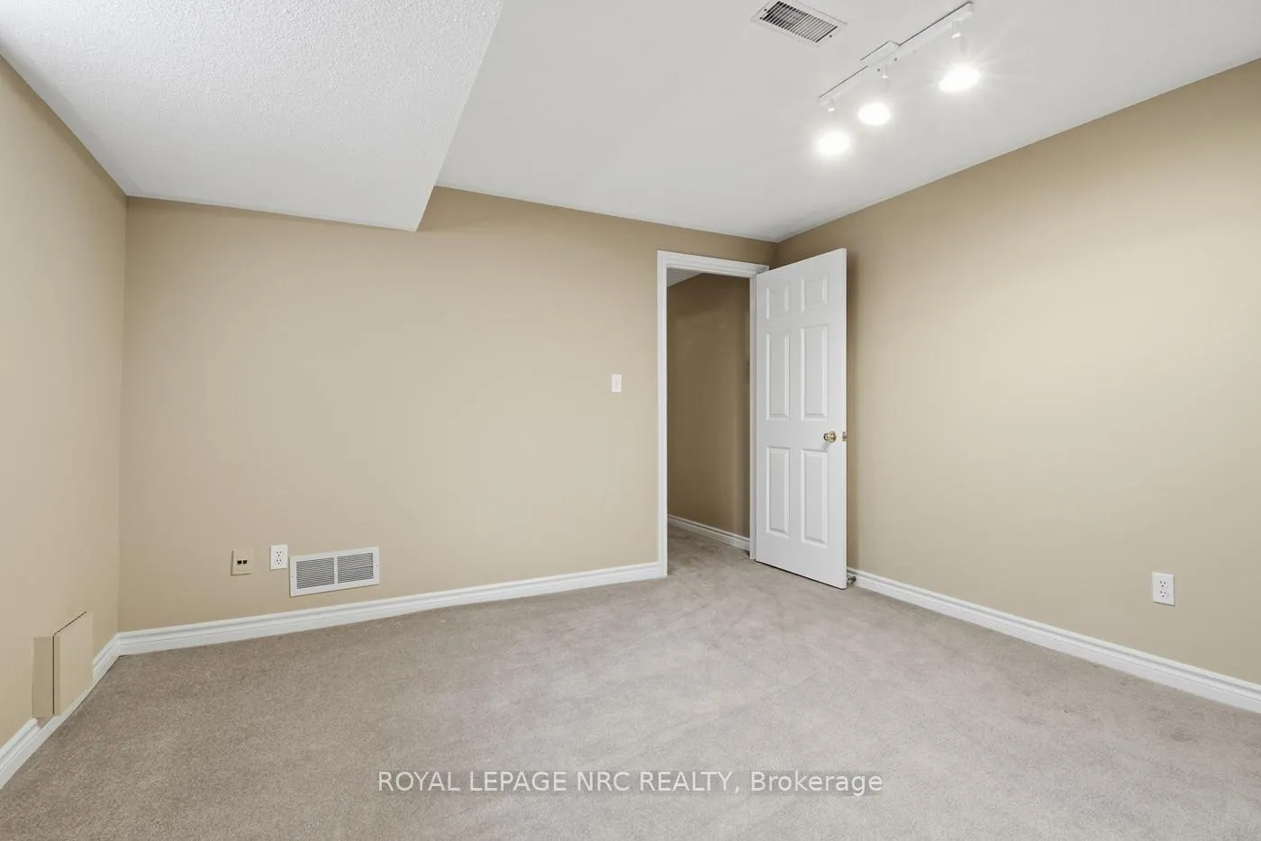Photo 40 of 12 Kinsman Court, Pelham, Fonthill — HOMEH