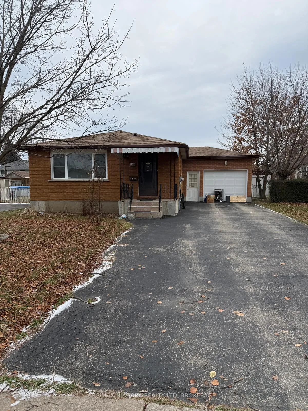 Photo 2 of 8006 Paddock Trail Drive, Niagara Falls, Ascot — HOMEH