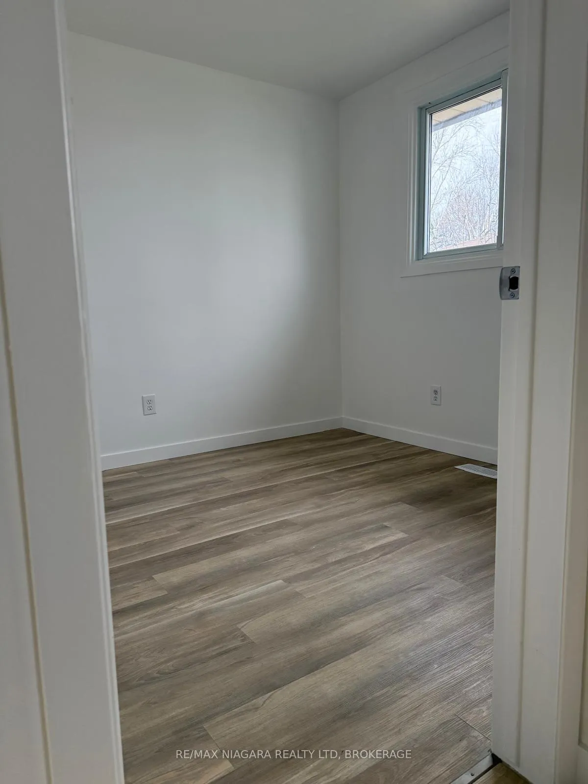 Photo 11 of 8006 Paddock Trail Drive, Niagara Falls, Ascot — HOMEH