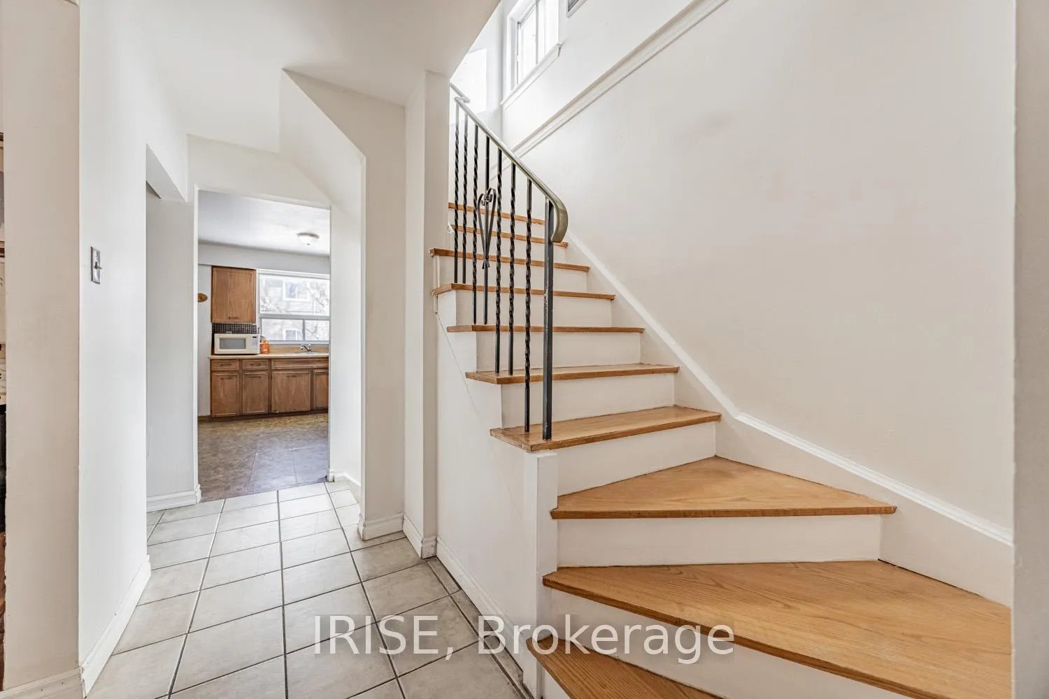 Photo 7 of 1223 Napier Crescent, Oakville, College Park — HOMEH