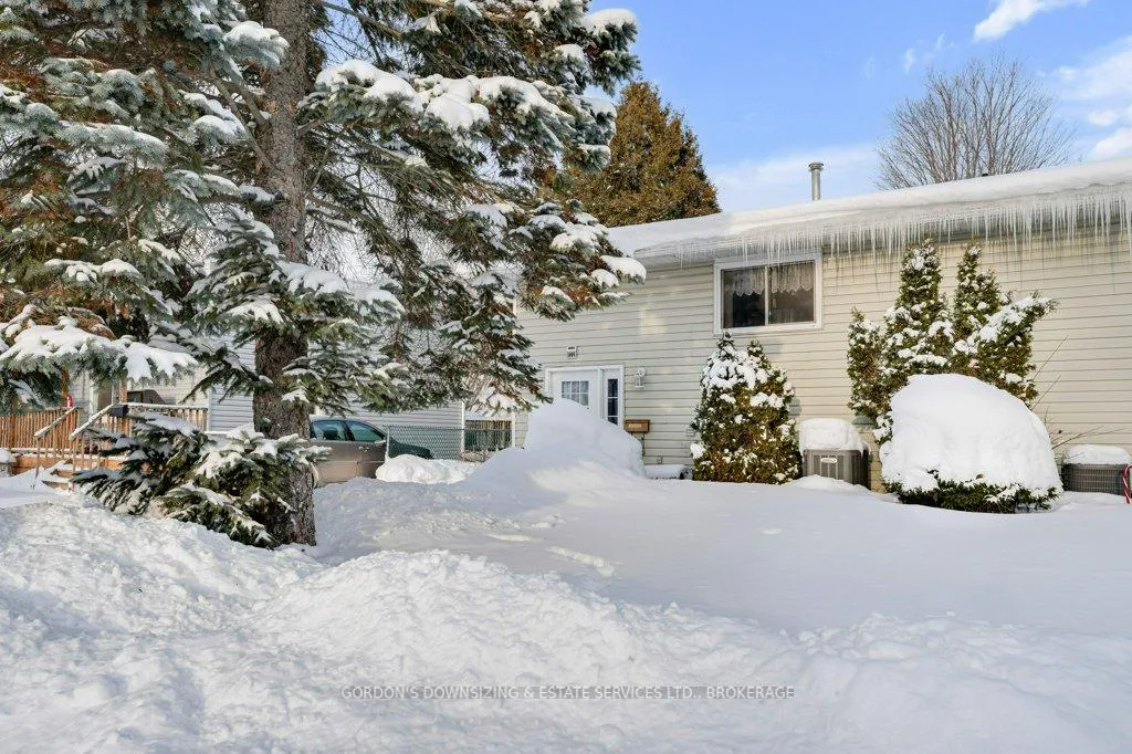 Photo 3 of 461 Henrietta Street, Gananoque — HOMEH