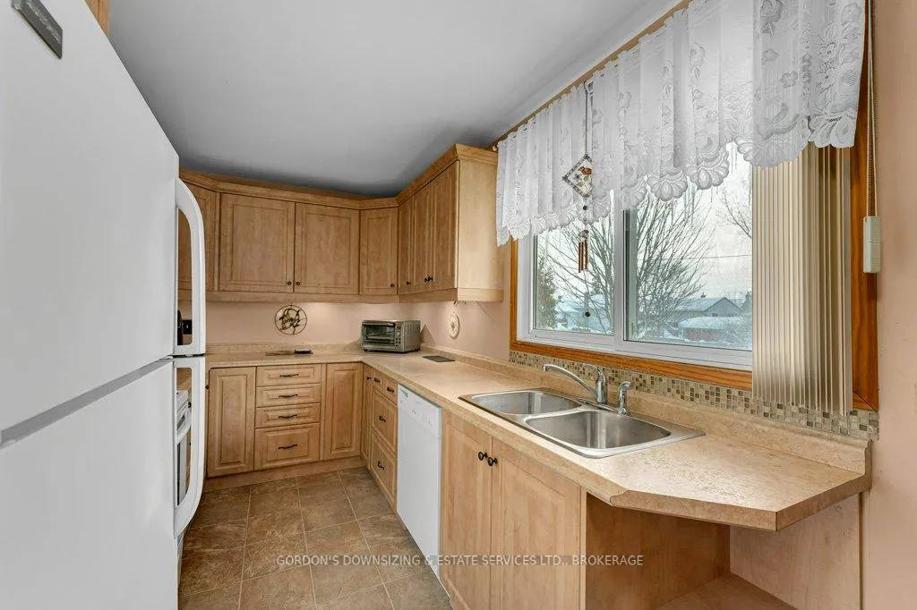 Photo 13 of 461 Henrietta Street, Gananoque — HOMEH