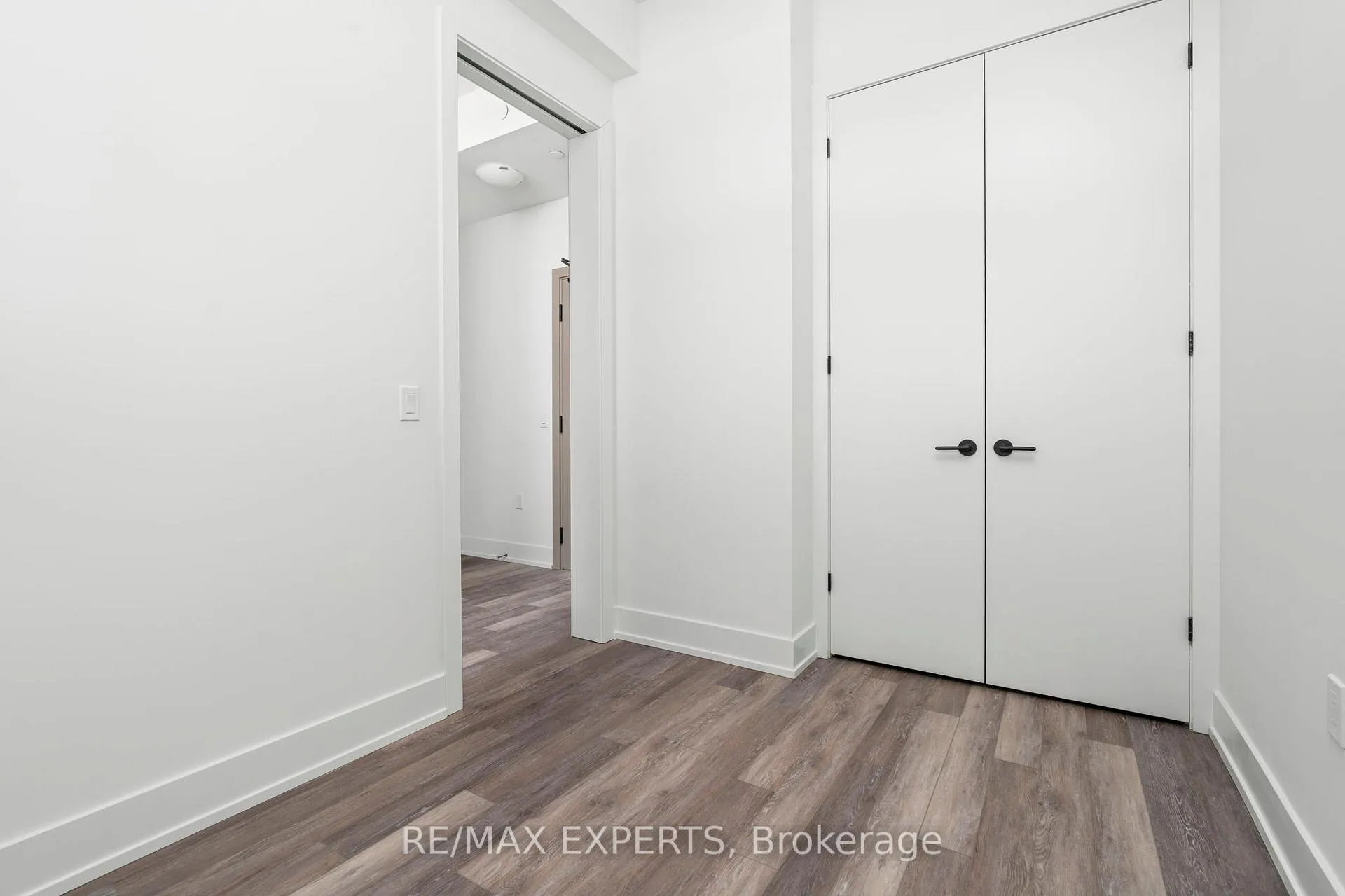 Photo 4 of Unit 537, 2075 King Road, King, King City — HOMEH