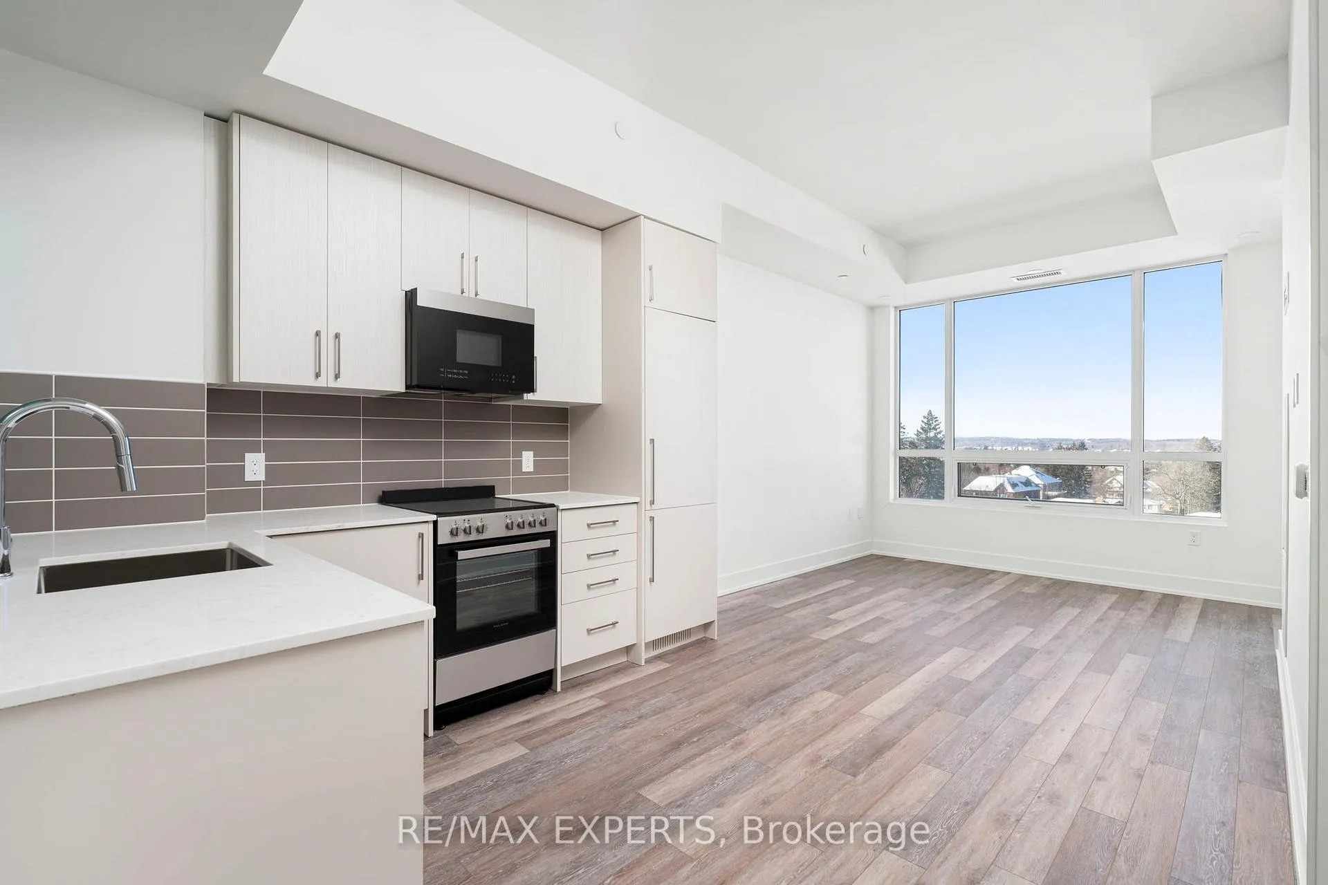 Photo 9 of Unit 537, 2075 King Road, King, King City — HOMEH