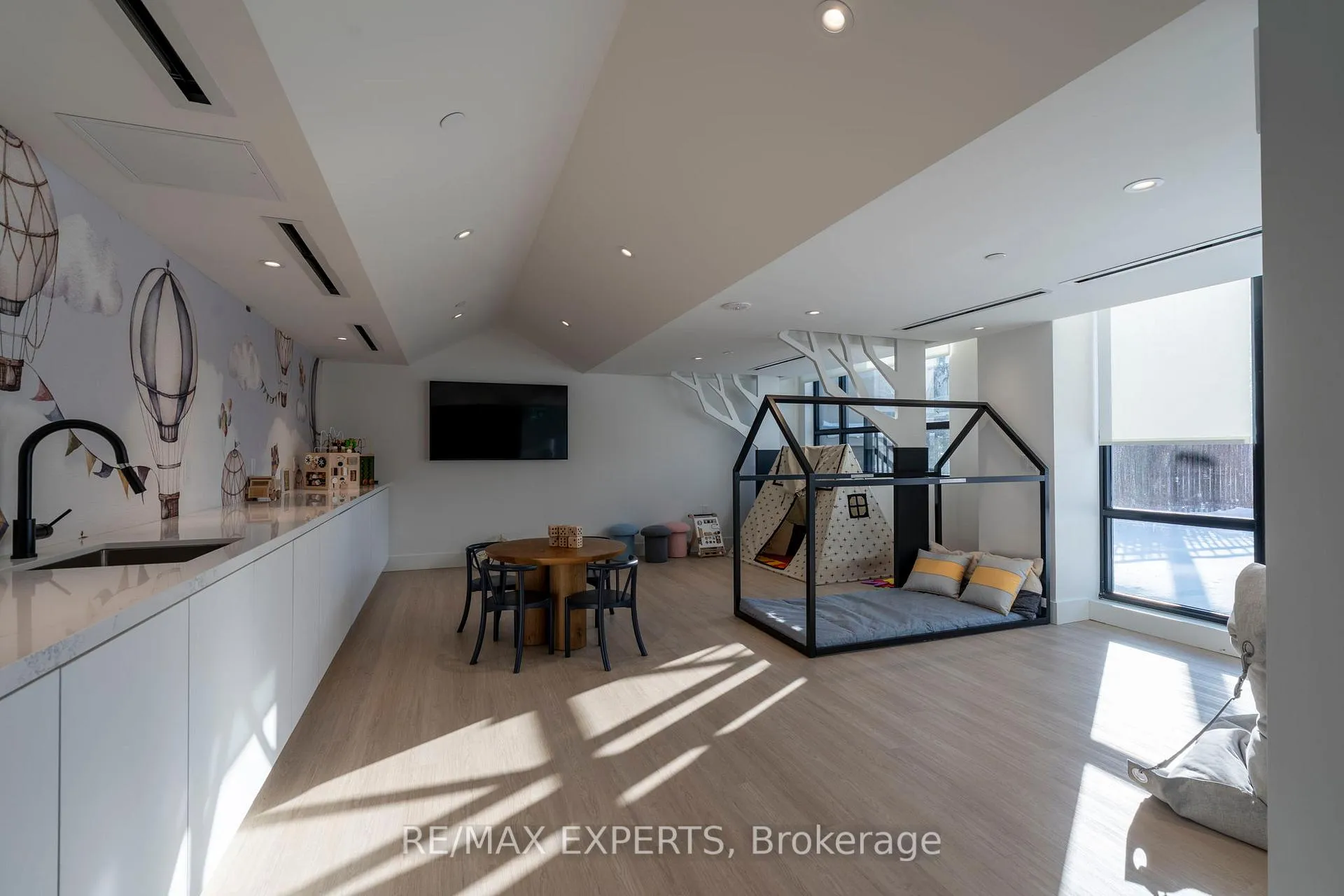 Photo 31 of Unit 537, 2075 King Road, King, King City — HOMEH