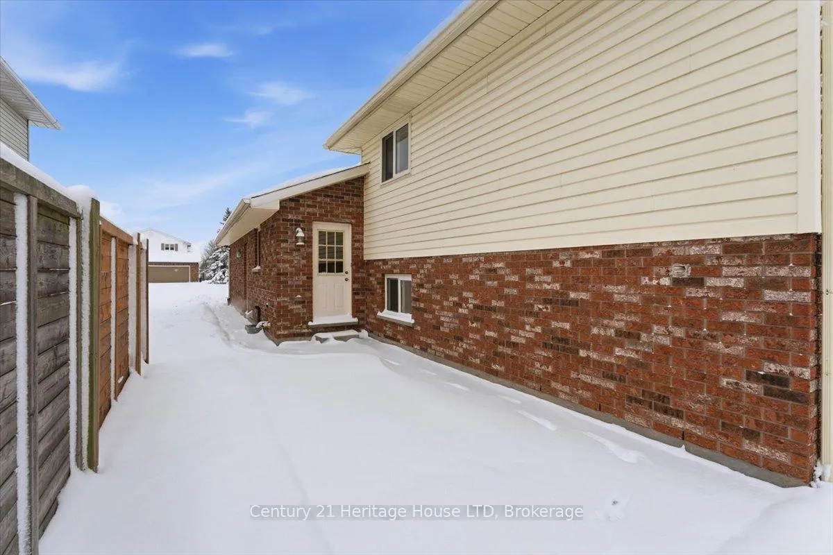 Photo 36 of 102 Wellandvale Drive, Welland, N. Welland — HOMEH