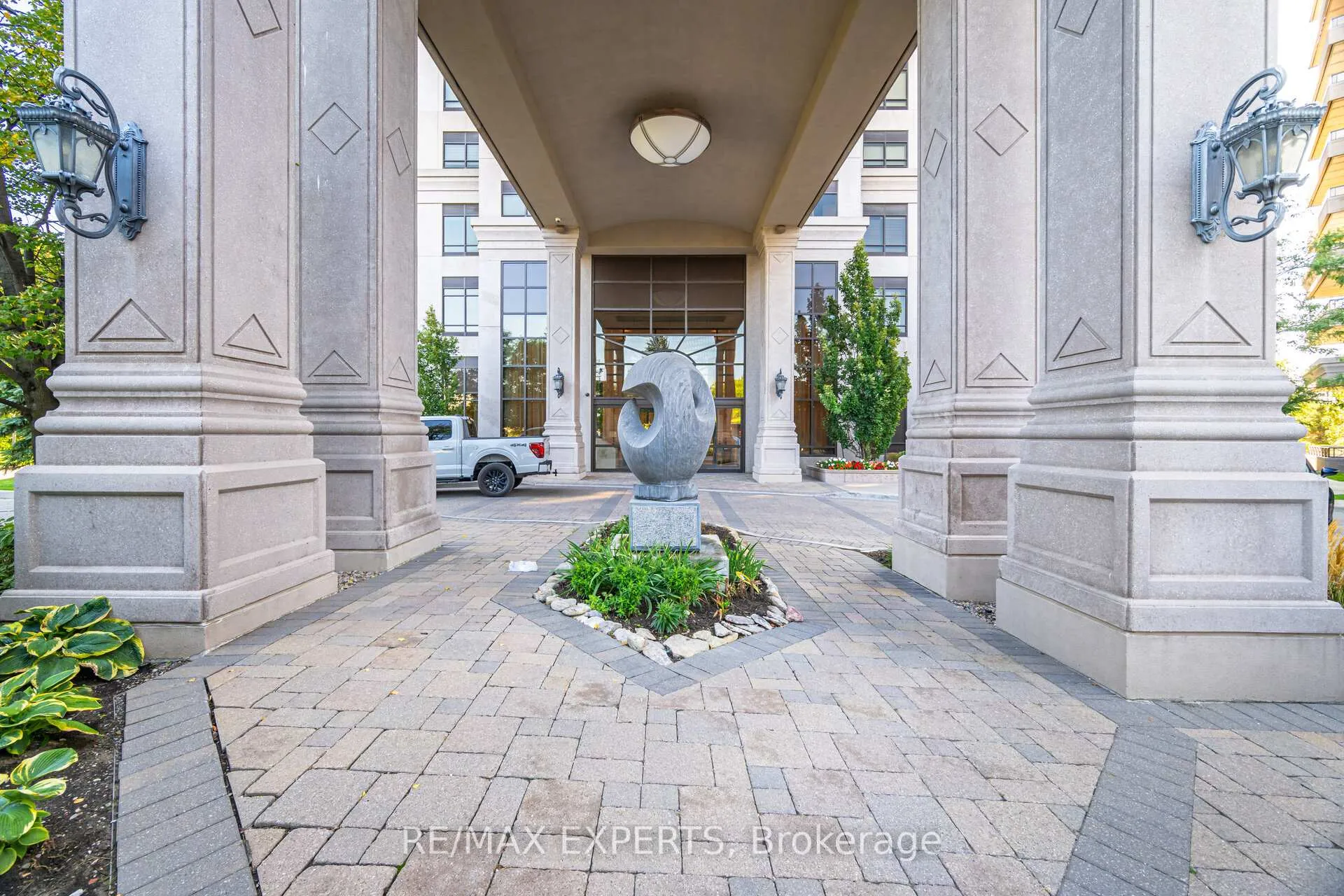 Photo 2 of Unit 809, 9255 Jane Street, Vaughan, Maple — HOMEH
