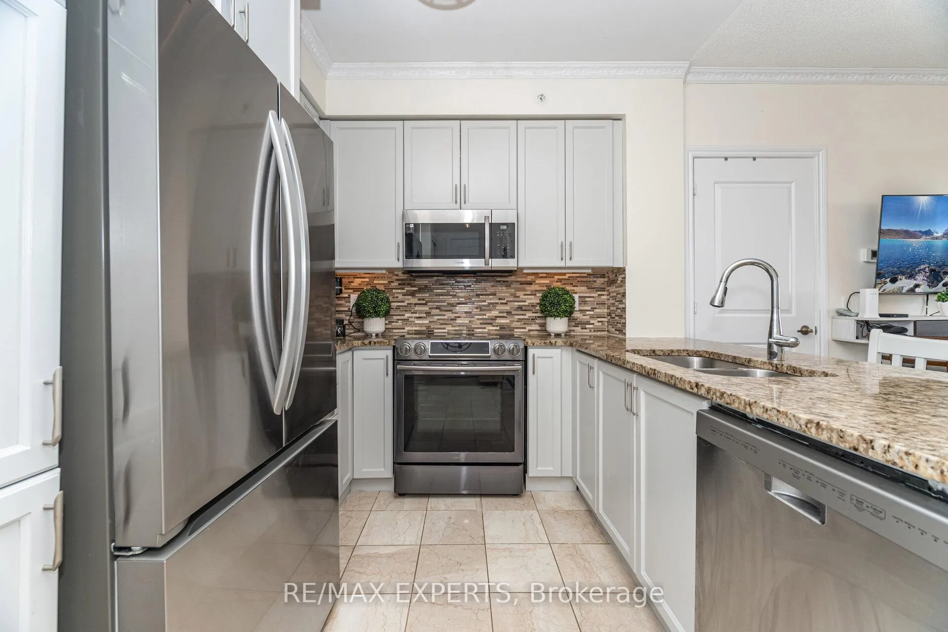 Photo 9 of Unit 809, 9255 Jane Street, Vaughan, Maple — HOMEH