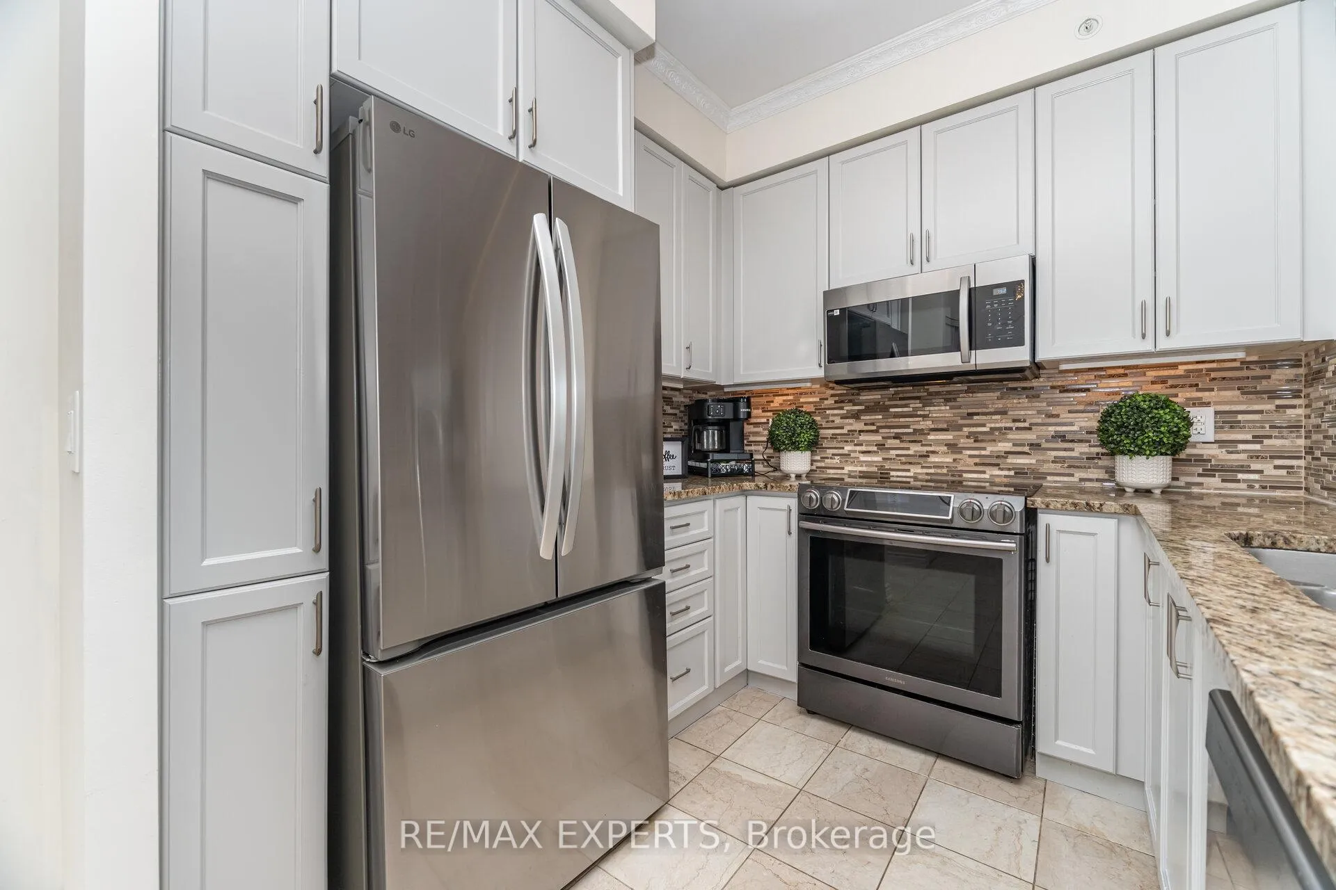 Photo 10 of Unit 809, 9255 Jane Street, Vaughan, Maple — HOMEH