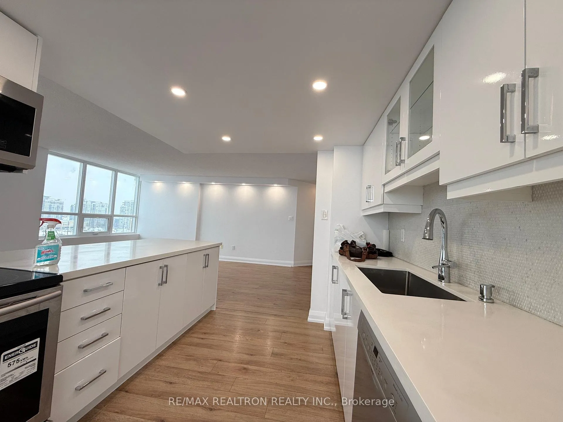 Photo 5 of Unit 1106, 7601 Bathurst Street, Vaughan, Crestwood-Springfarm-Yorkhill — HOMEH