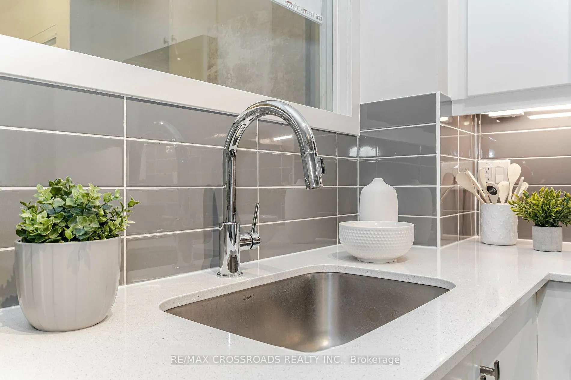 Photo 7 of Unit 215, 555 William Graham Drive, Aurora, Rural Aurora — HOMEH