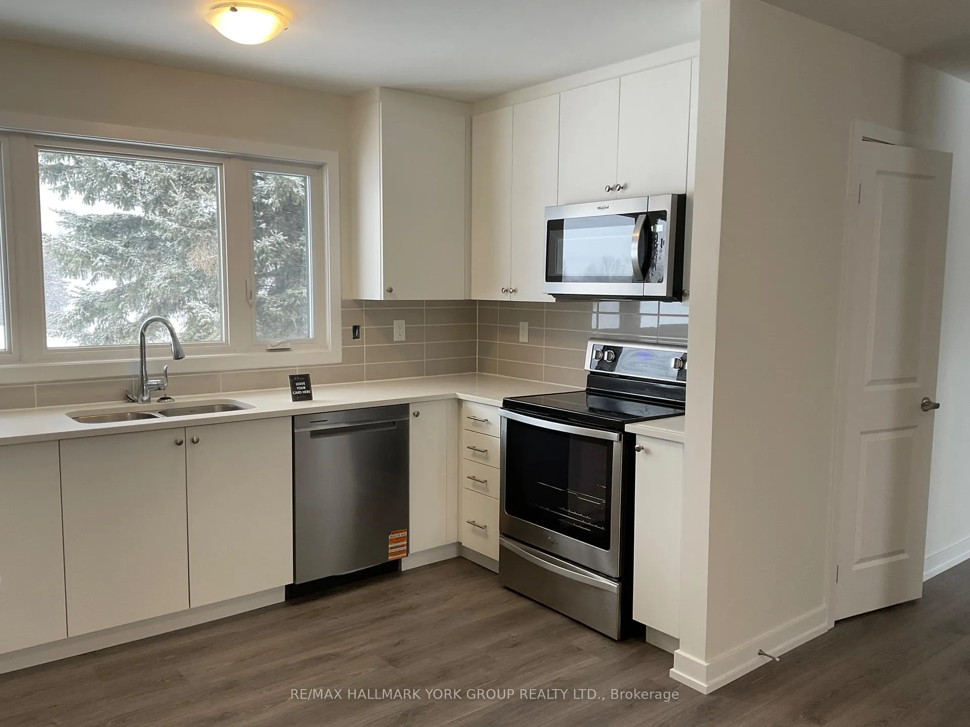 Photo 6 of Unit B, 124 Squire Drive, Ajax, Northeast Ajax — HOMEH