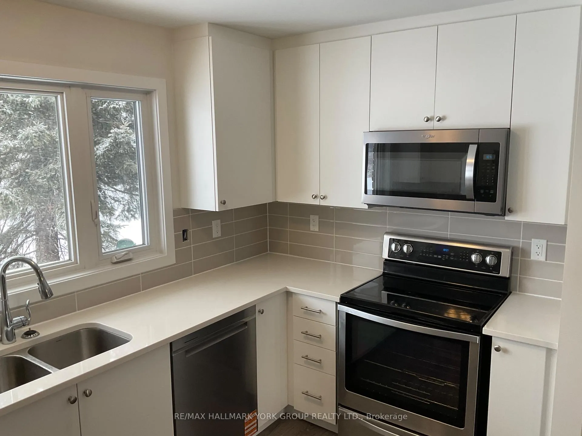 Photo 7 of Unit B, 124 Squire Drive, Ajax, Northeast Ajax — HOMEH
