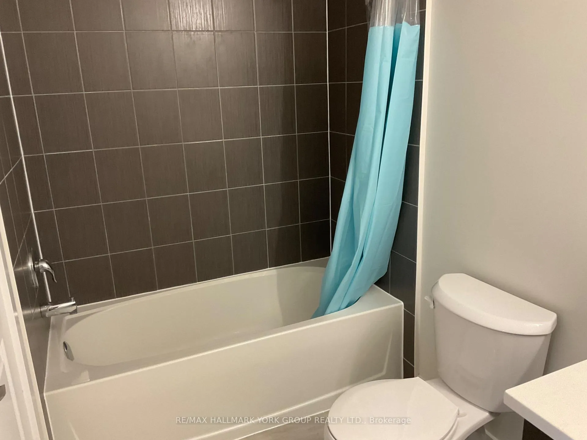 Photo 10 of Unit B, 124 Squire Drive, Ajax, Northeast Ajax — HOMEH