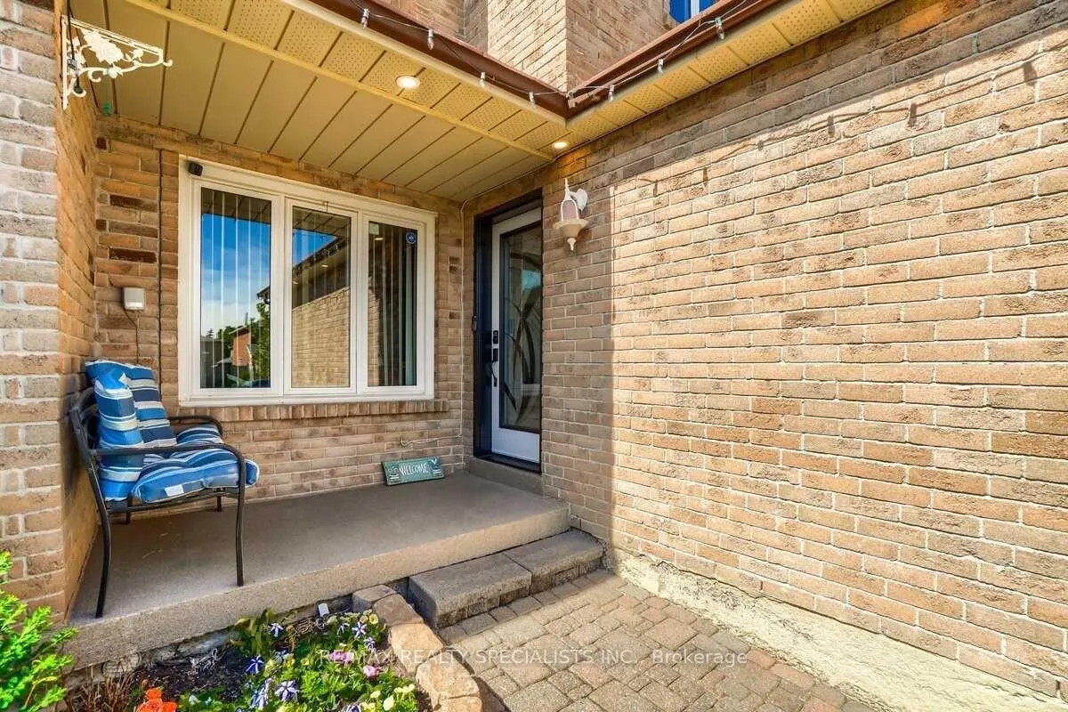 Photo 2 of 41 Jay Street, Brampton, Heart Lake West — HOMEH