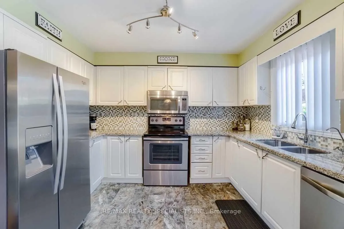 Photo 4 of 41 Jay Street, Brampton, Heart Lake West — HOMEH