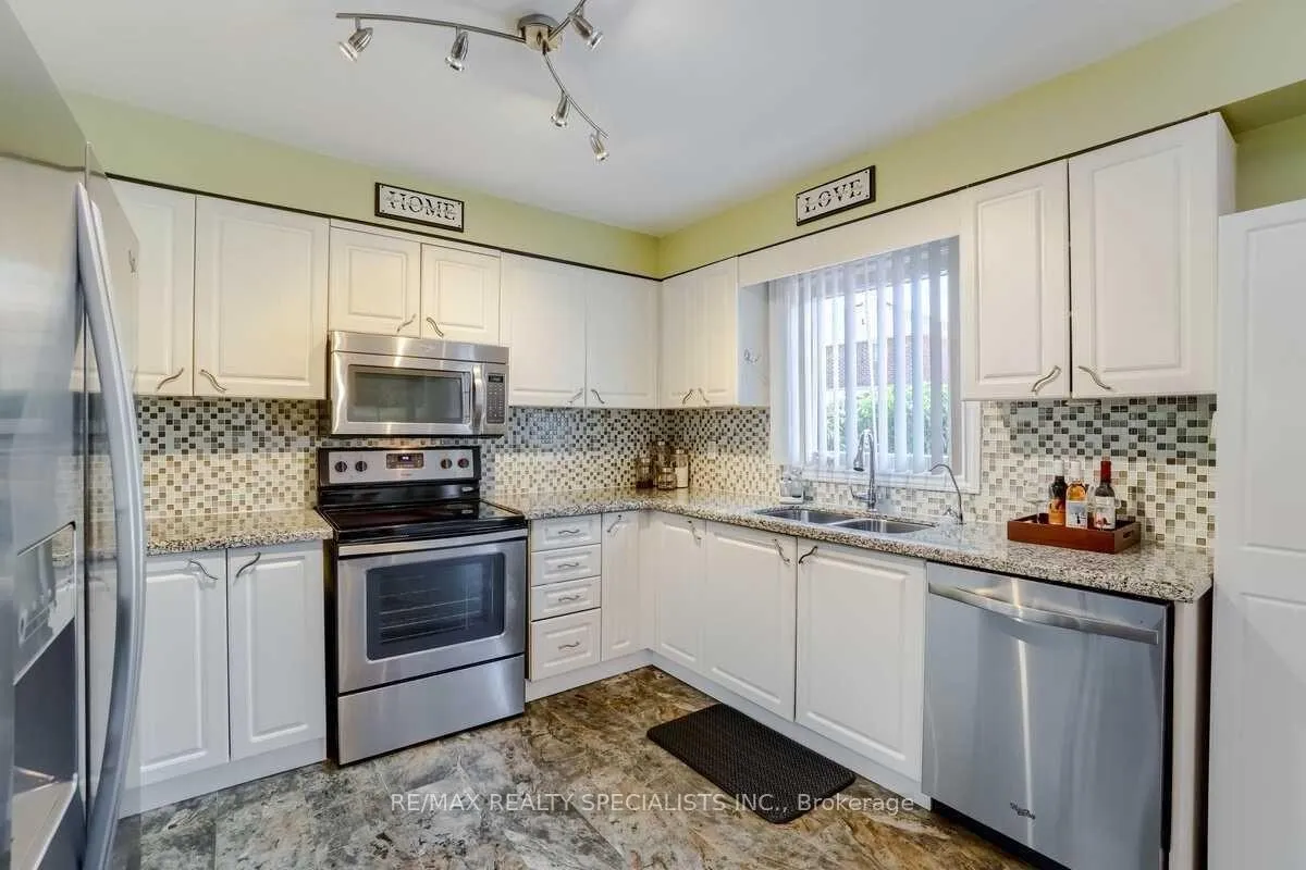 Photo 5 of 41 Jay Street, Brampton, Heart Lake West — HOMEH