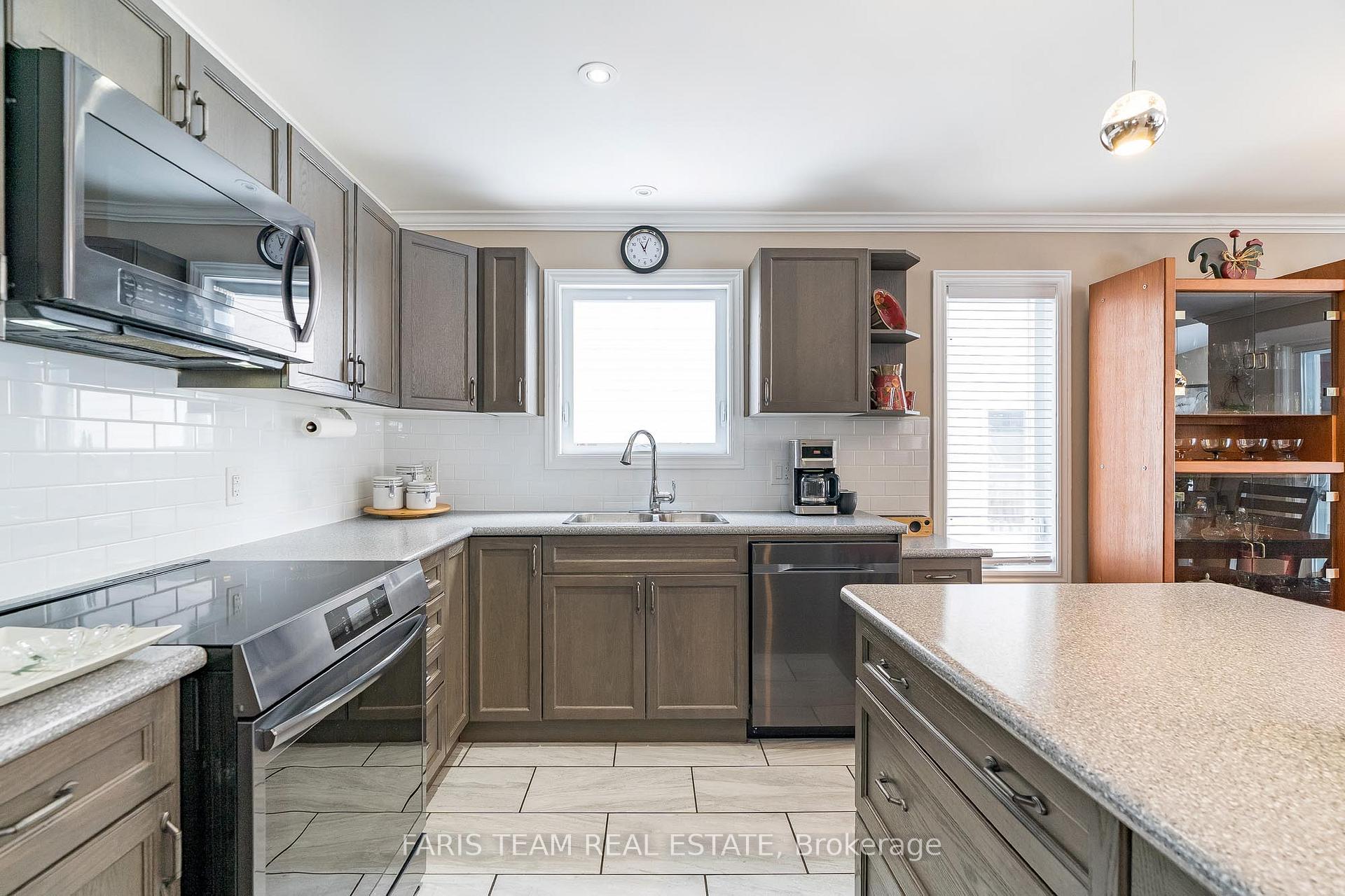 Photo 3 of 145 Pineridge Gate, Gravenhurst, Muskoka (S) — HOMEH