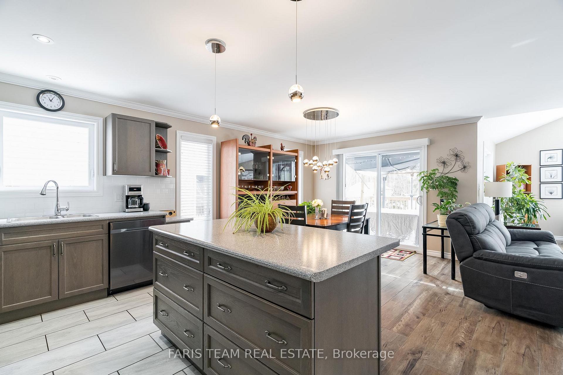 Photo 4 of 145 Pineridge Gate, Gravenhurst, Muskoka (S) — HOMEH