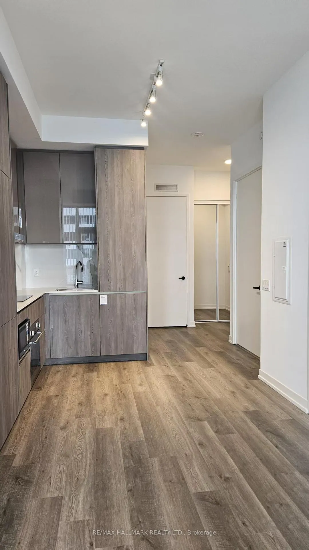 Photo 16 of Unit 1010, 8 Interchange Way S, Vaughan, Vaughan Corporate Centre — HOMEH