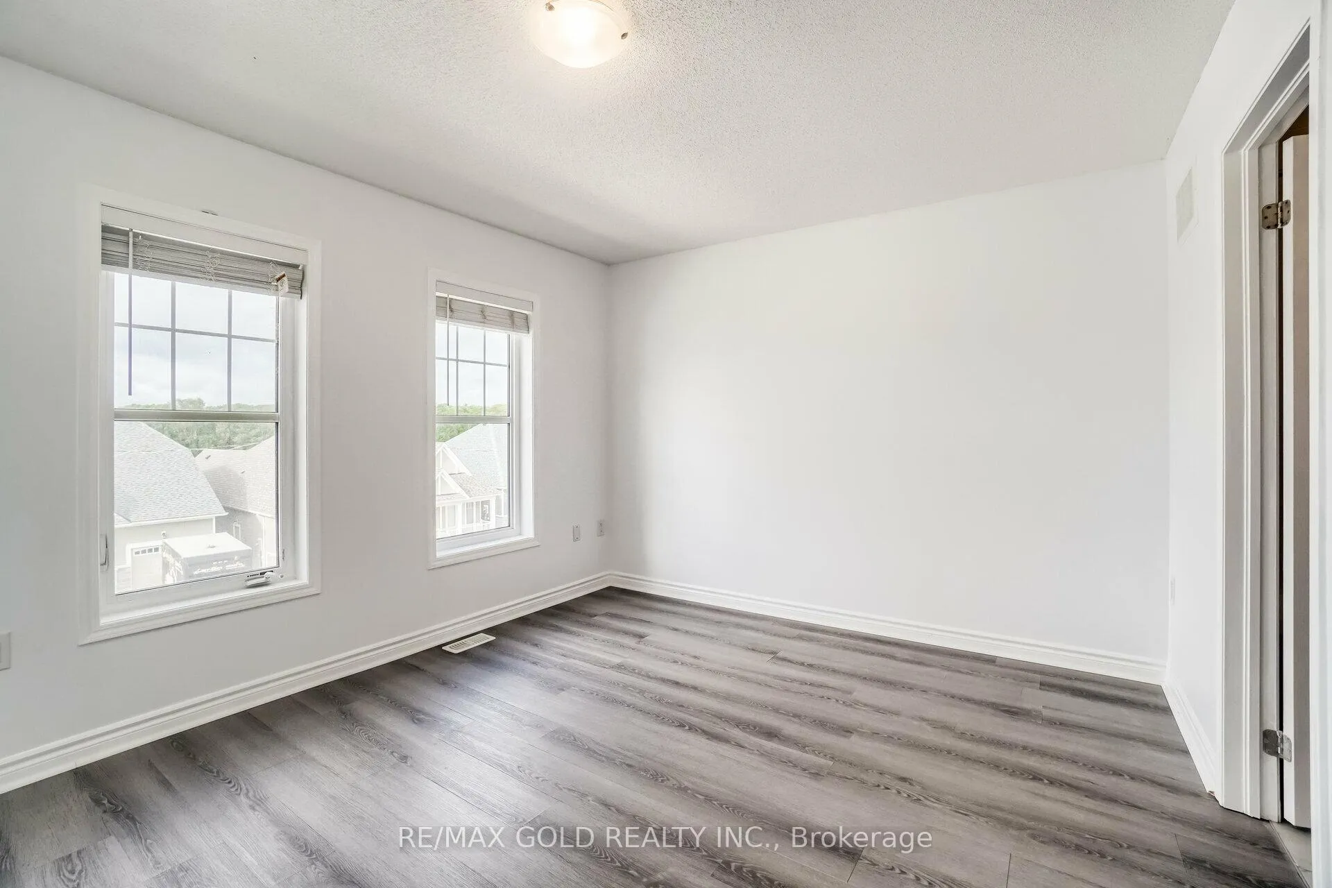 Photo 12 of 152 Village Gate Drive, Wasaga Beach — HOMEH