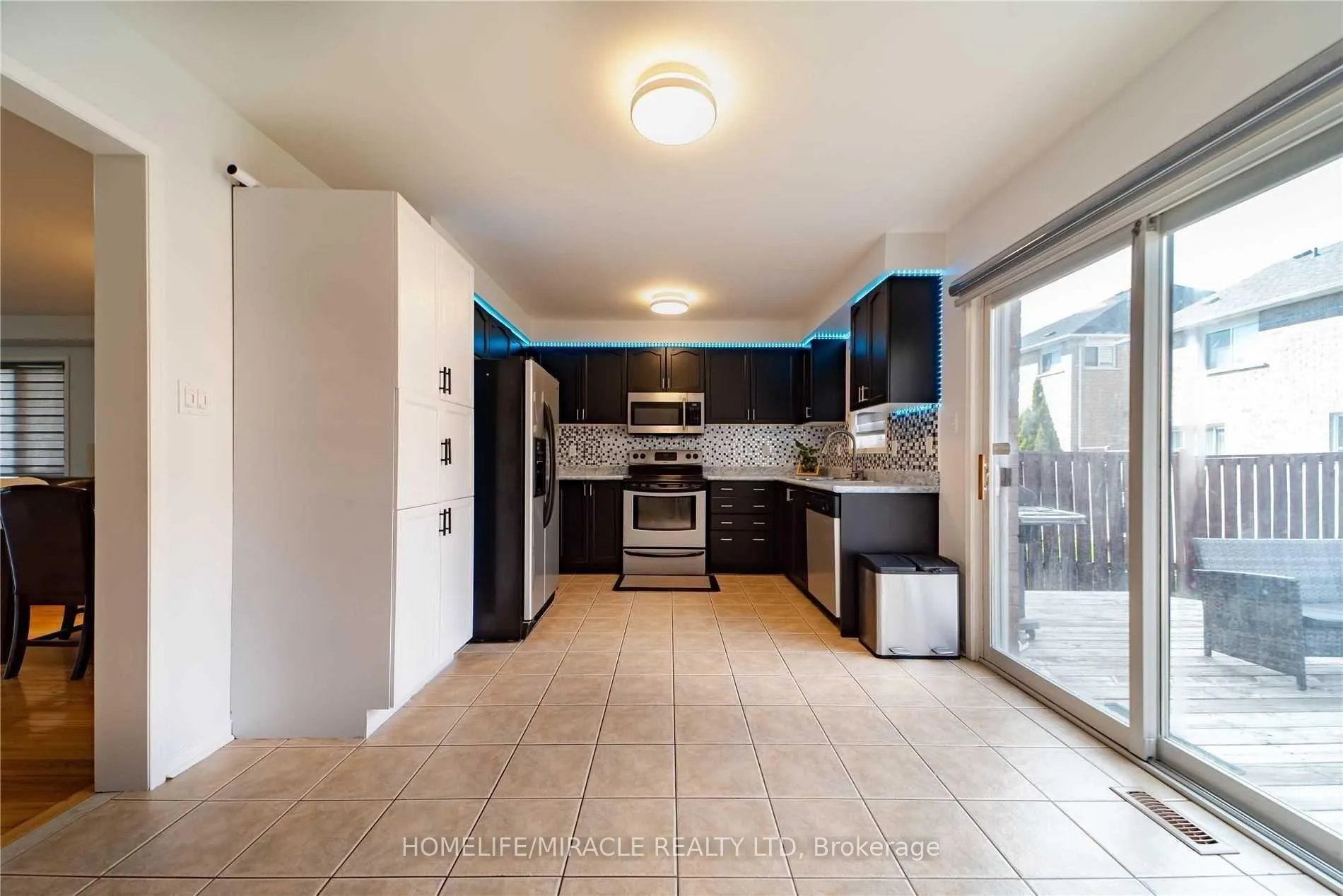 Photo 4 of 60 Brentcliff Drive, Brampton, Fletcher's Meadow — HOMEH