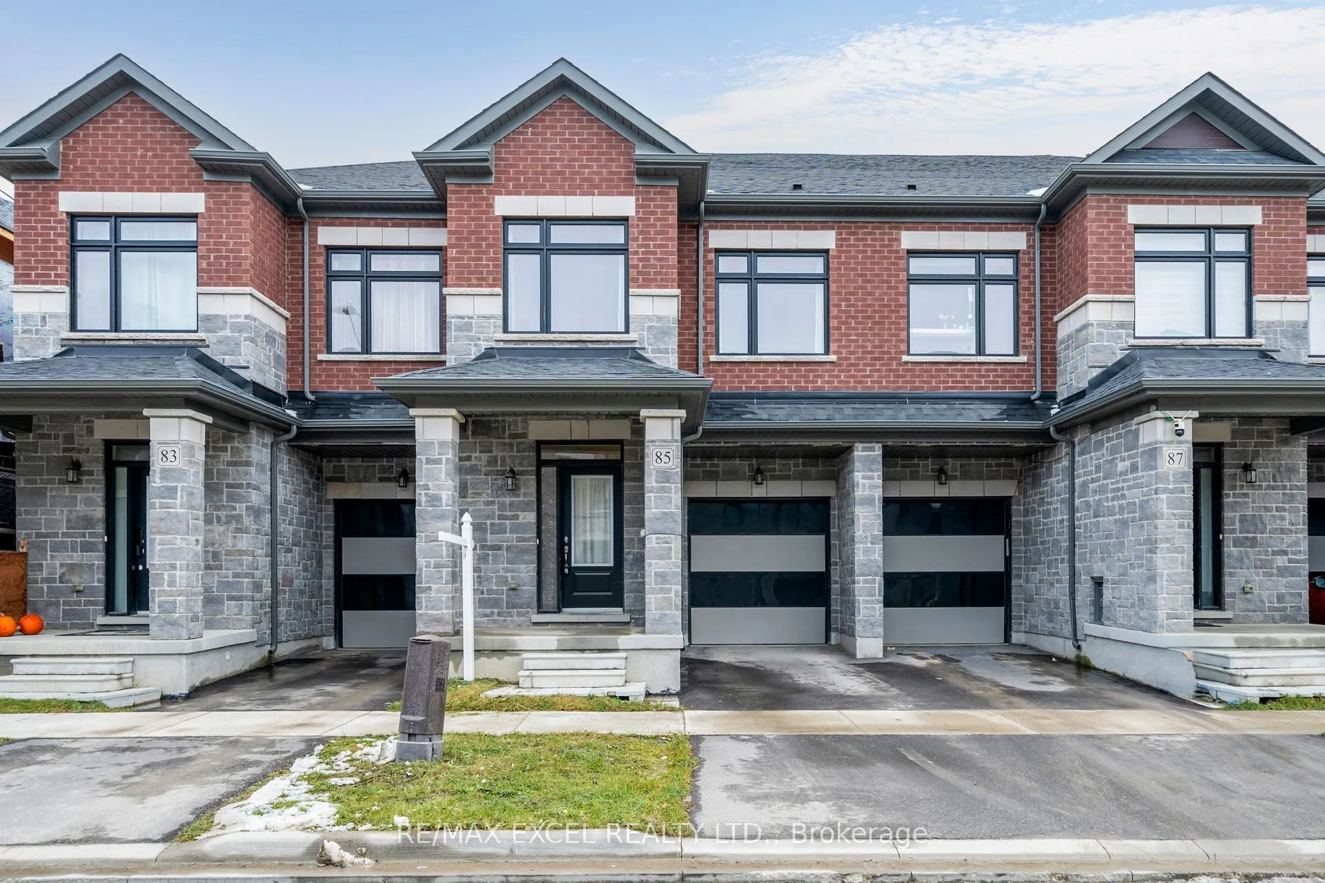 Photo 2 of 85 Robert Eaton Avenue, Markham, Middlefield — HOMEH