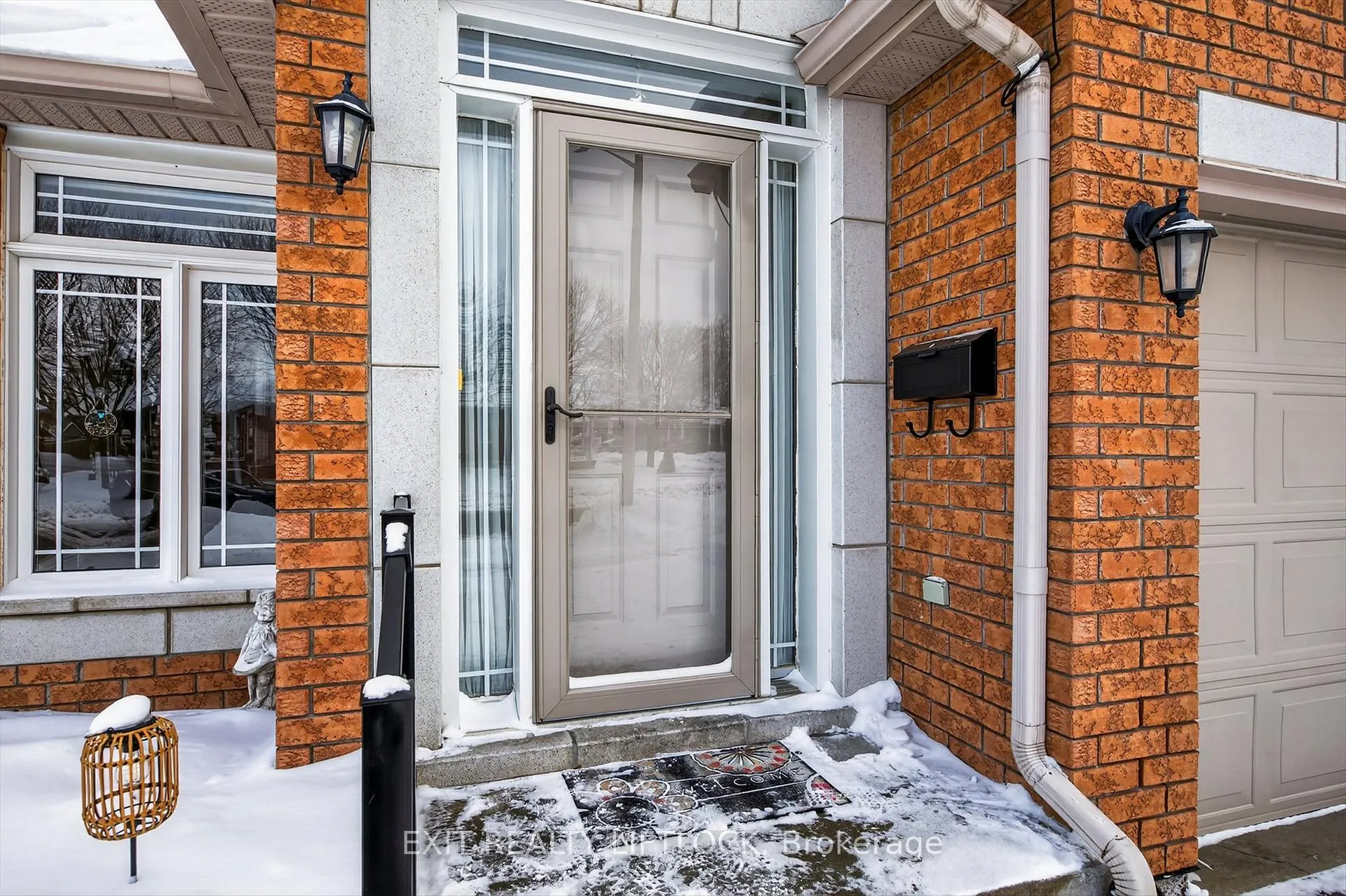 Photo 3 of 831 Wentworth Street, Peterborough, Otonabee Ward 1 — HOMEH