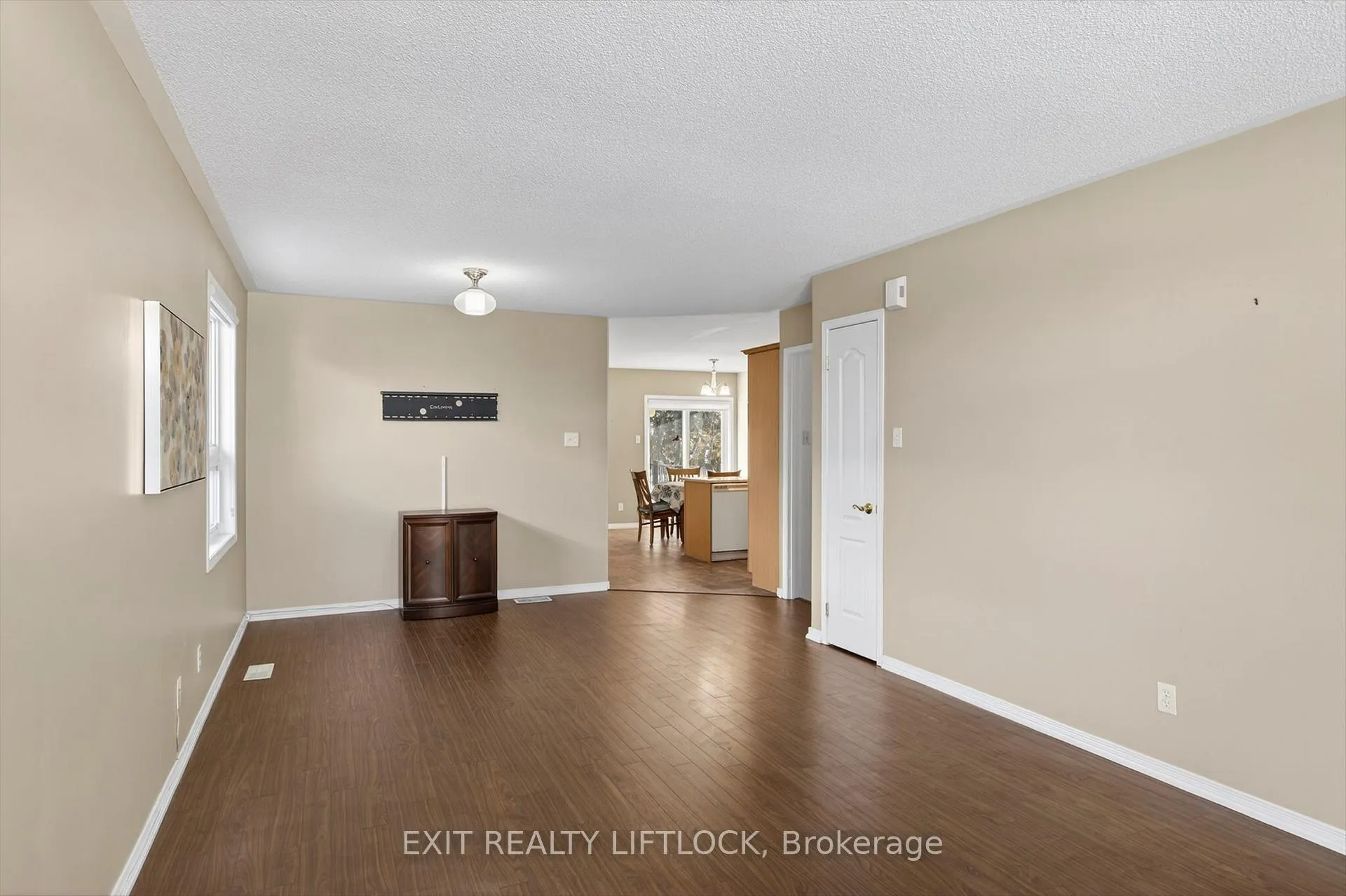 Photo 6 of 831 Wentworth Street, Peterborough, Otonabee Ward 1 — HOMEH