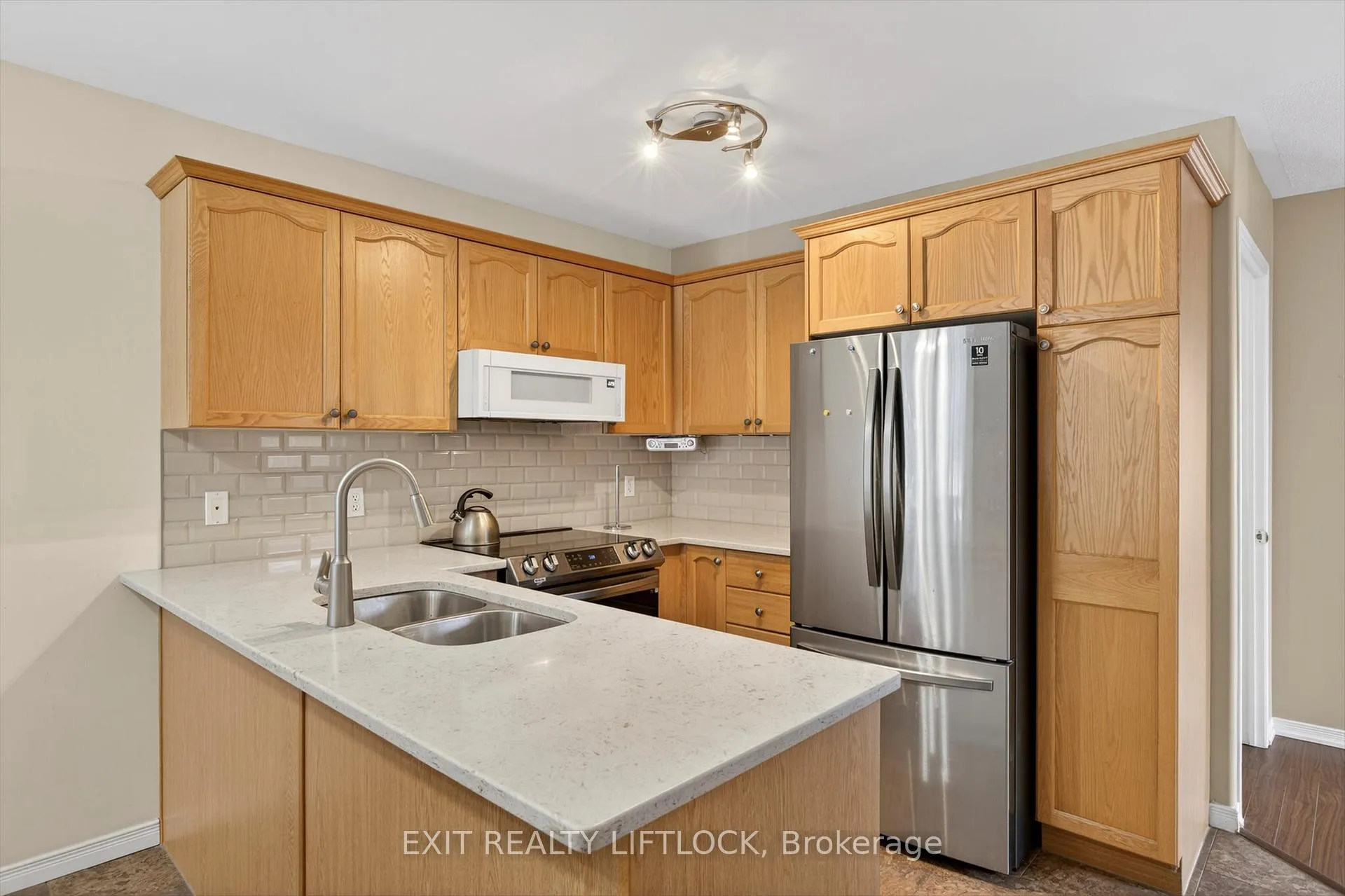 Photo 10 of 831 Wentworth Street, Peterborough, Otonabee Ward 1 — HOMEH