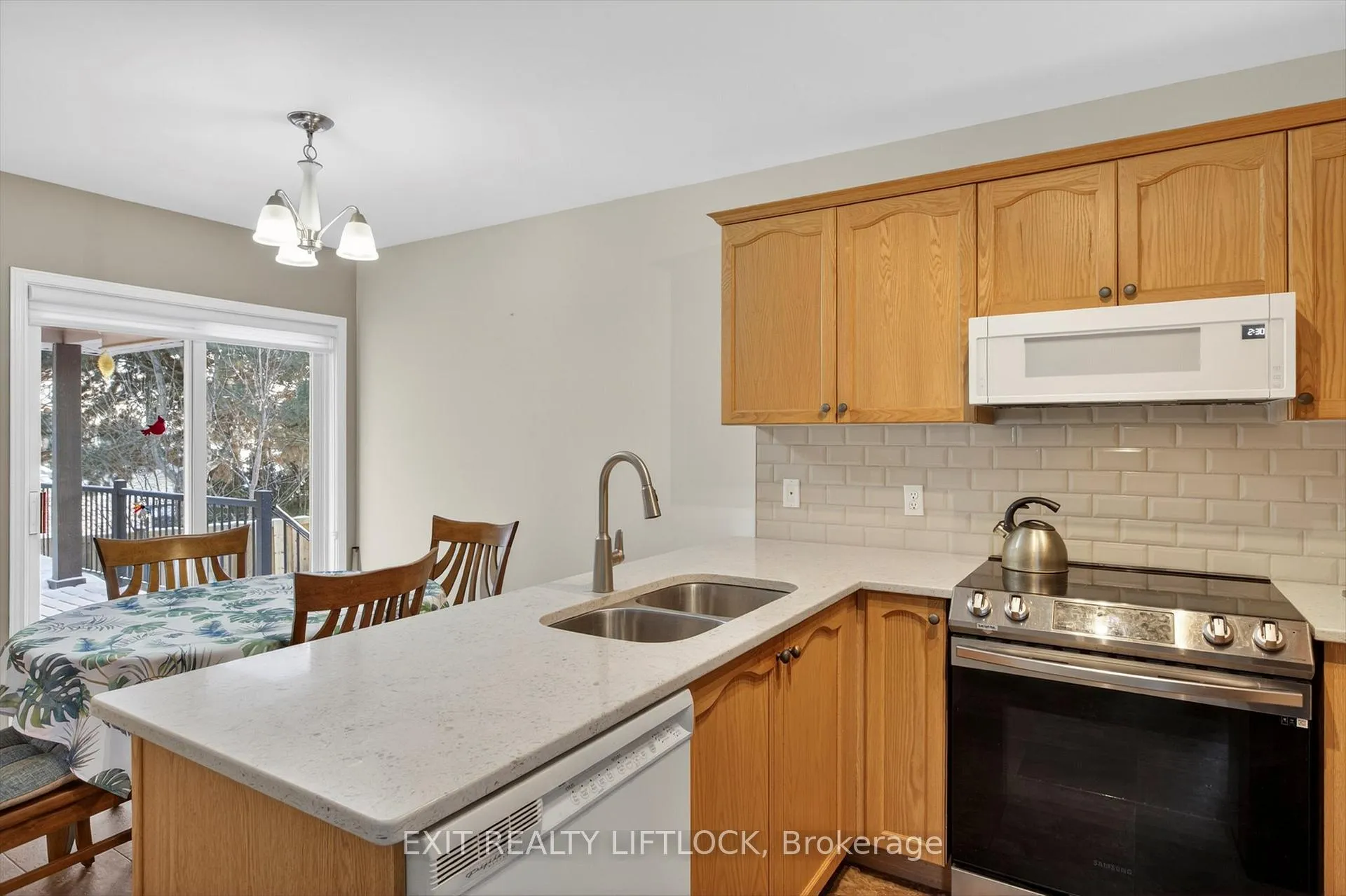 Photo 11 of 831 Wentworth Street, Peterborough, Otonabee Ward 1 — HOMEH