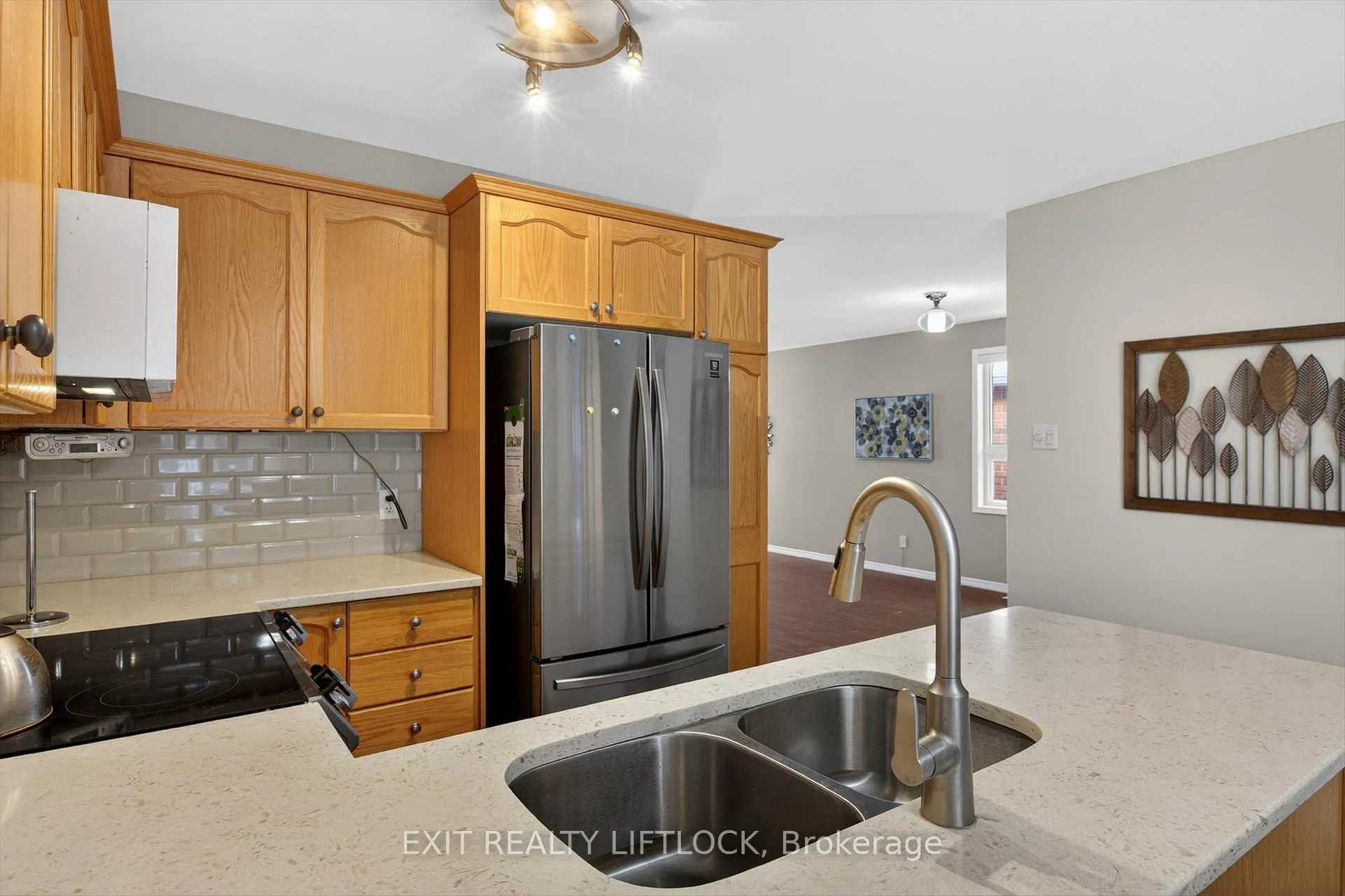 Photo 13 of 831 Wentworth Street, Peterborough, Otonabee Ward 1 — HOMEH