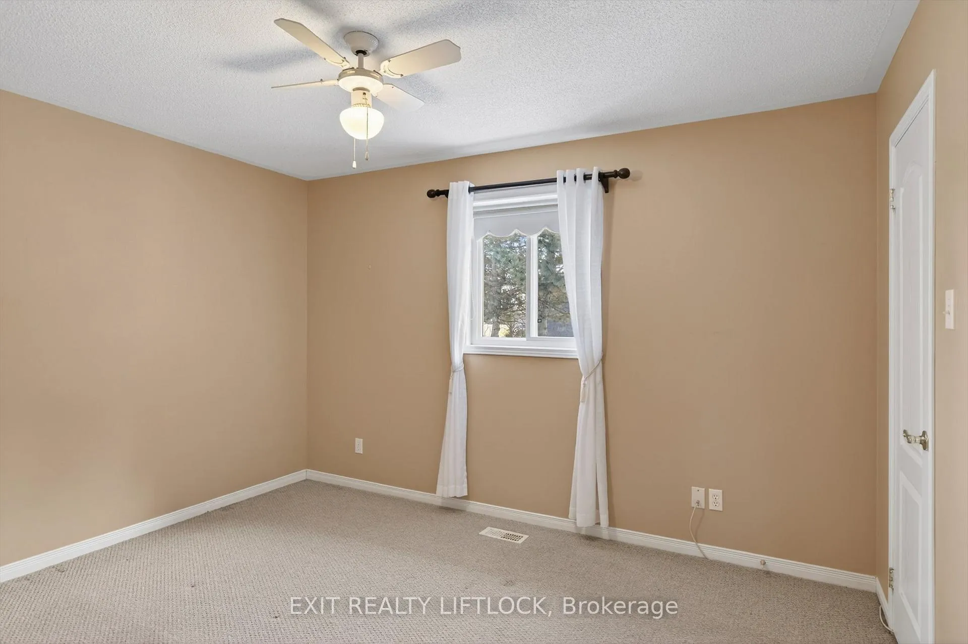Photo 16 of 831 Wentworth Street, Peterborough, Otonabee Ward 1 — HOMEH