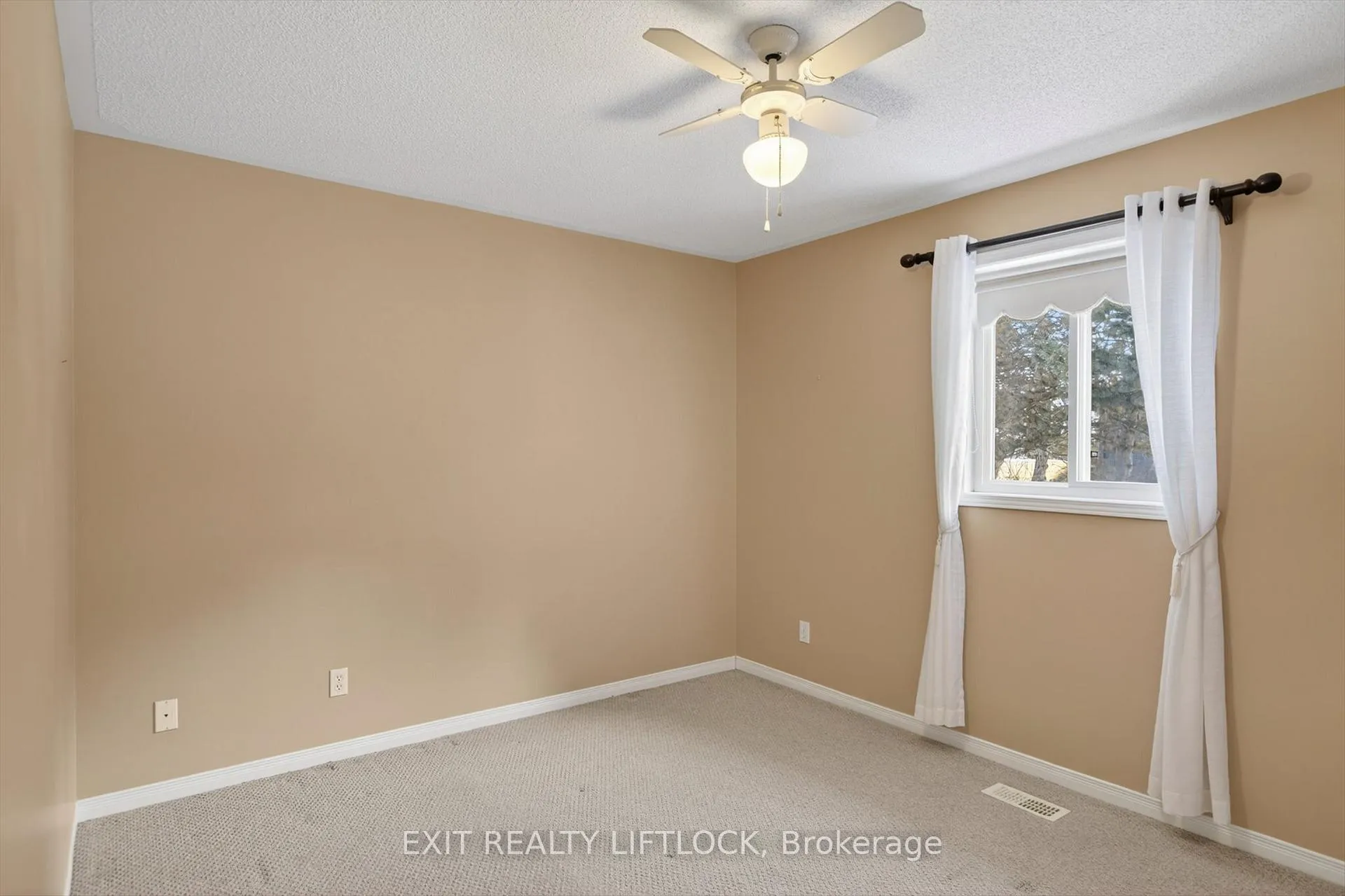 Photo 17 of 831 Wentworth Street, Peterborough, Otonabee Ward 1 — HOMEH