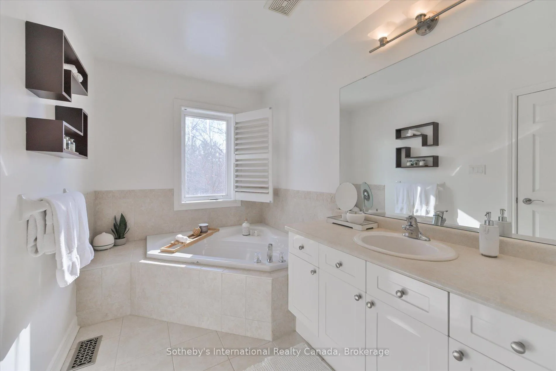 Photo 20 of Unit 21, 300 Ravineview Way, Oakville, Wedgewood Creek — HOMEH
