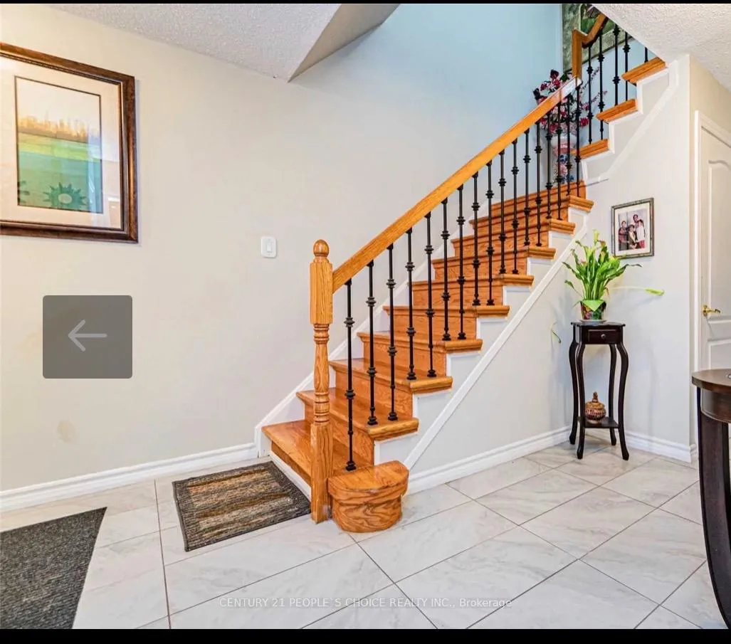 Photo 2 of 30 Clarridge Court, Brampton, Brampton West — HOMEH
