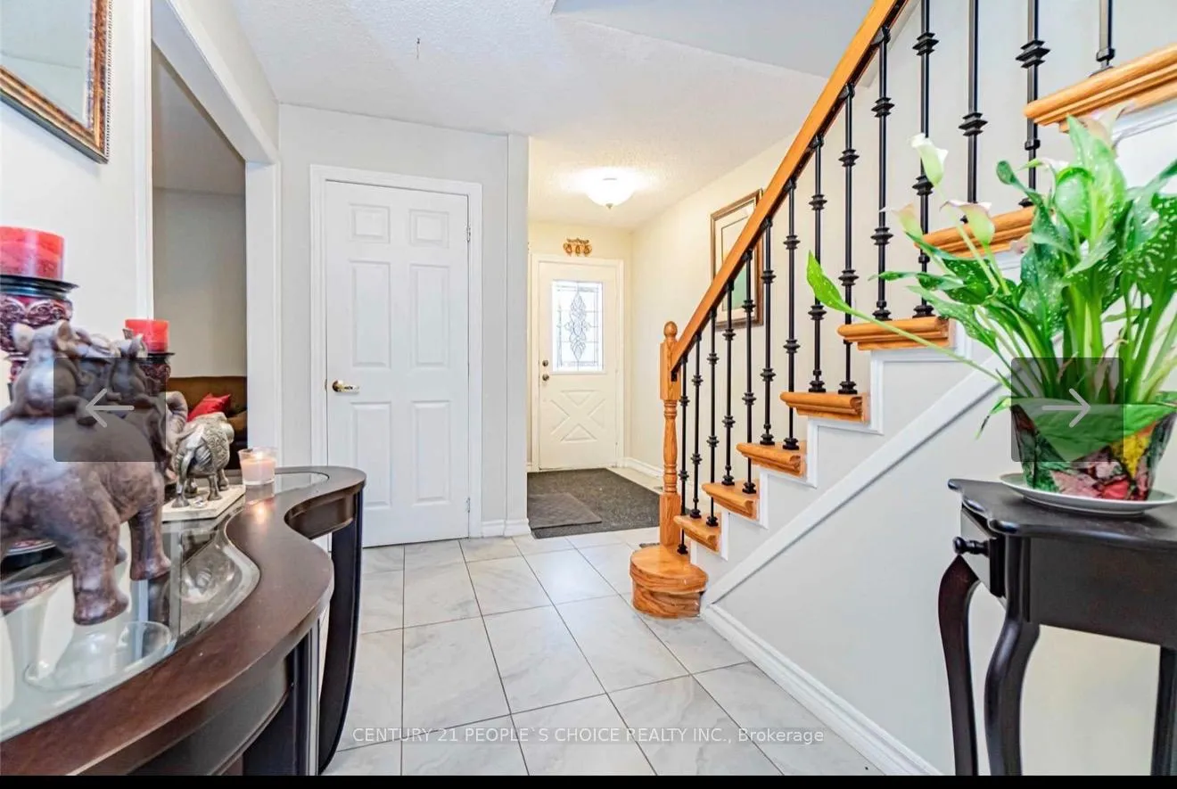 Photo 3 of 30 Clarridge Court, Brampton, Brampton West — HOMEH