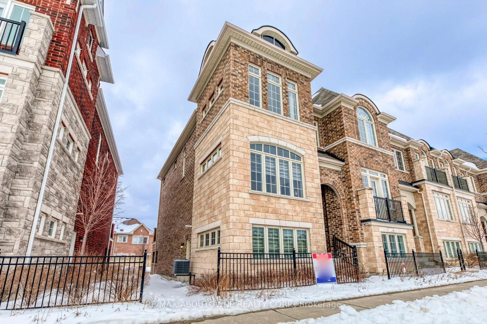 Photo 2 of 233 Dundas Way, Markham, Greensborough — HOMEH