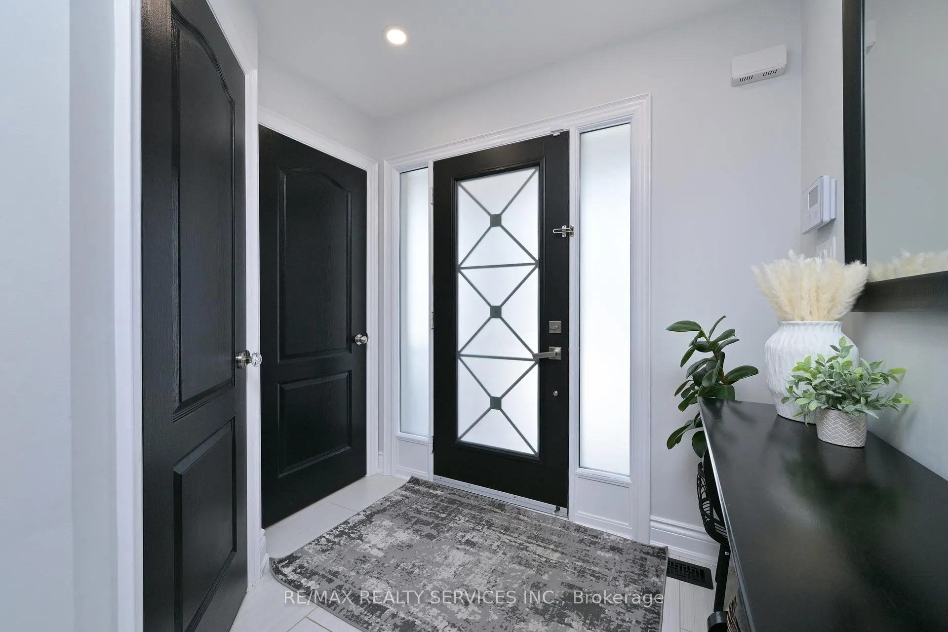 Photo 3 of 38 Tawnberry Circle, Brampton, Fletcher's Meadow — HOMEH