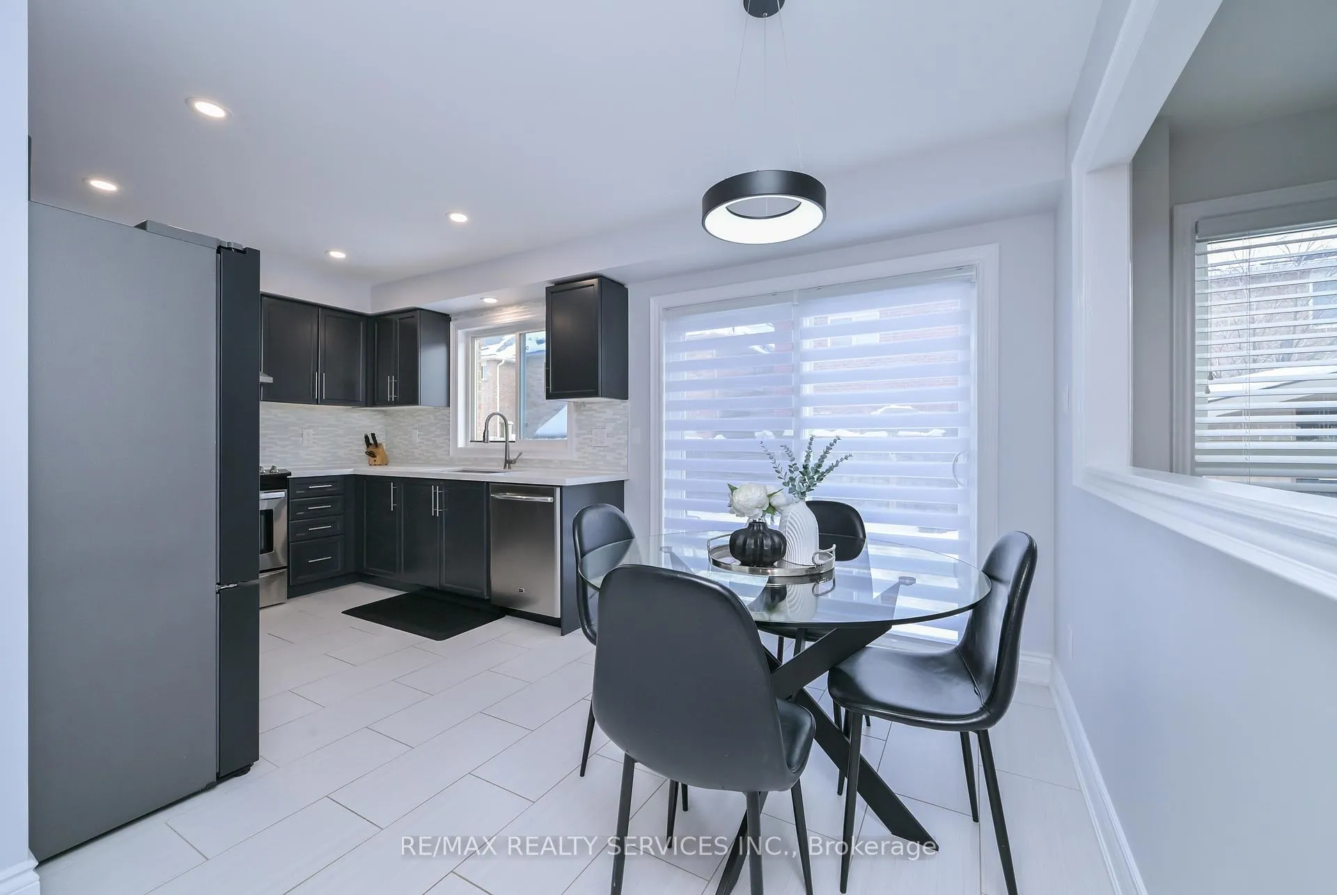 Photo 5 of 38 Tawnberry Circle, Brampton, Fletcher's Meadow — HOMEH