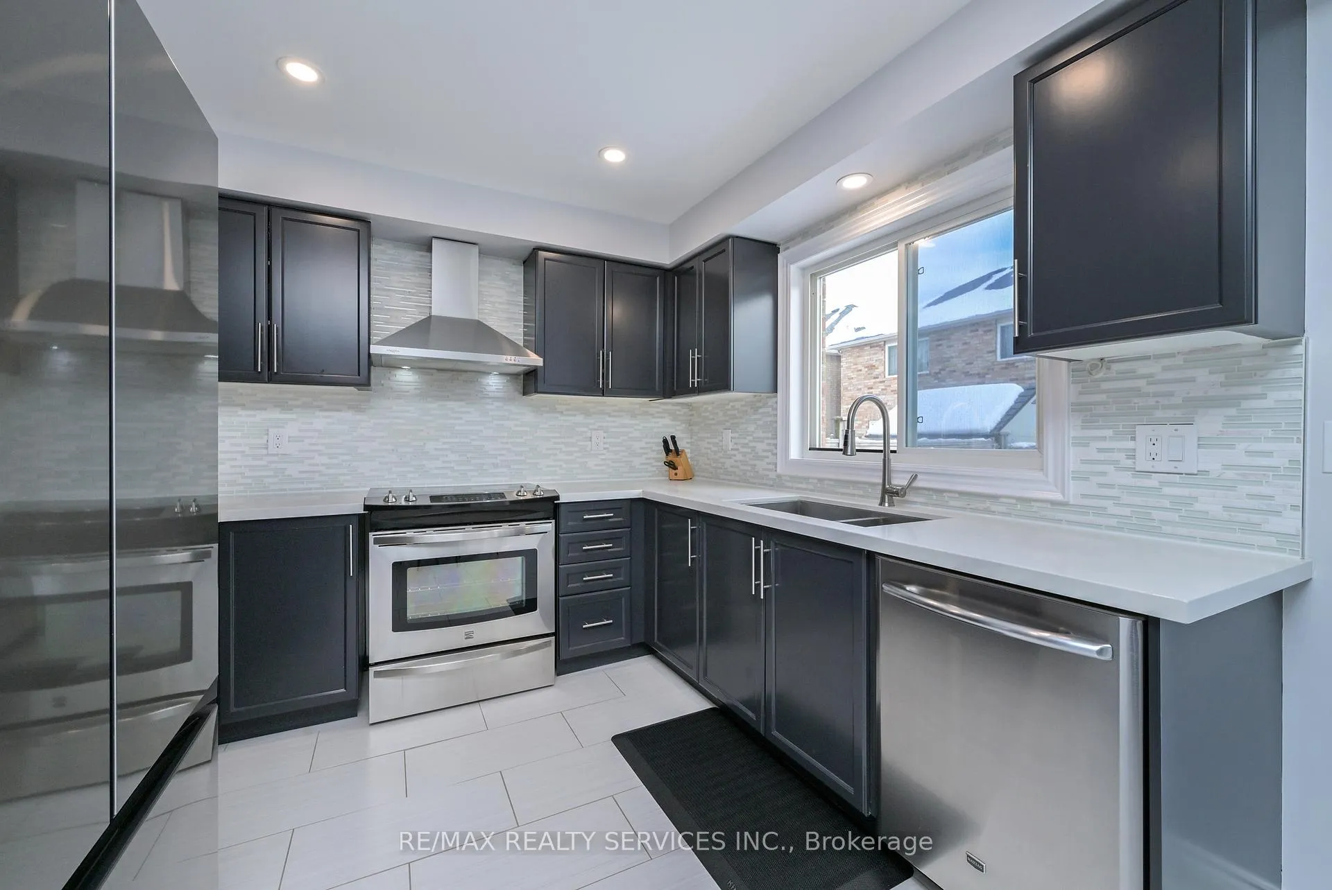 Photo 7 of 38 Tawnberry Circle, Brampton, Fletcher's Meadow — HOMEH