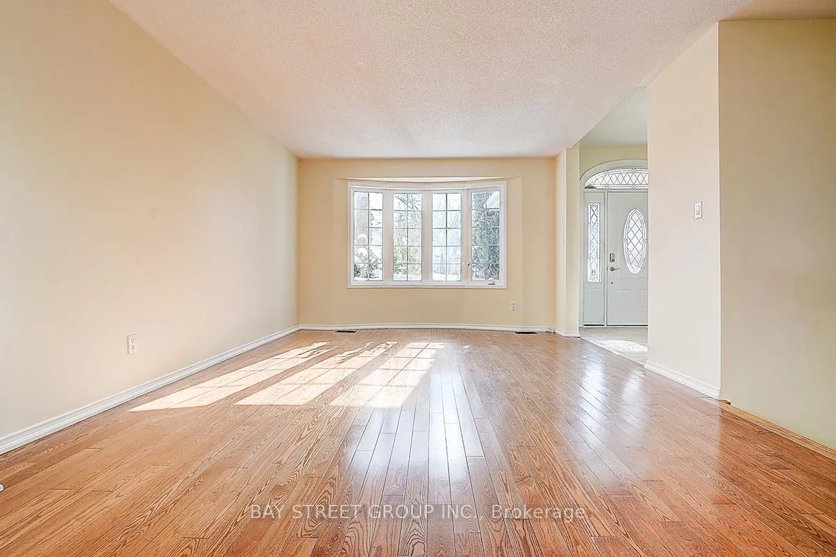 Photo 5 of 1021 Trail Valley Drive, Oshawa, Pinecrest — HOMEH