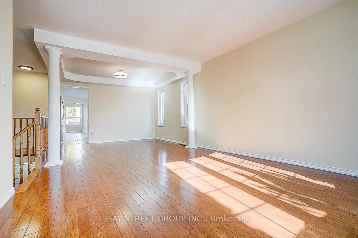 Photo 6 of 1021 Trail Valley Drive, Oshawa, Pinecrest — HOMEH
