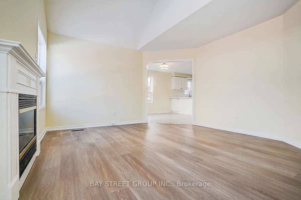Photo 13 of 1021 Trail Valley Drive, Oshawa, Pinecrest — HOMEH