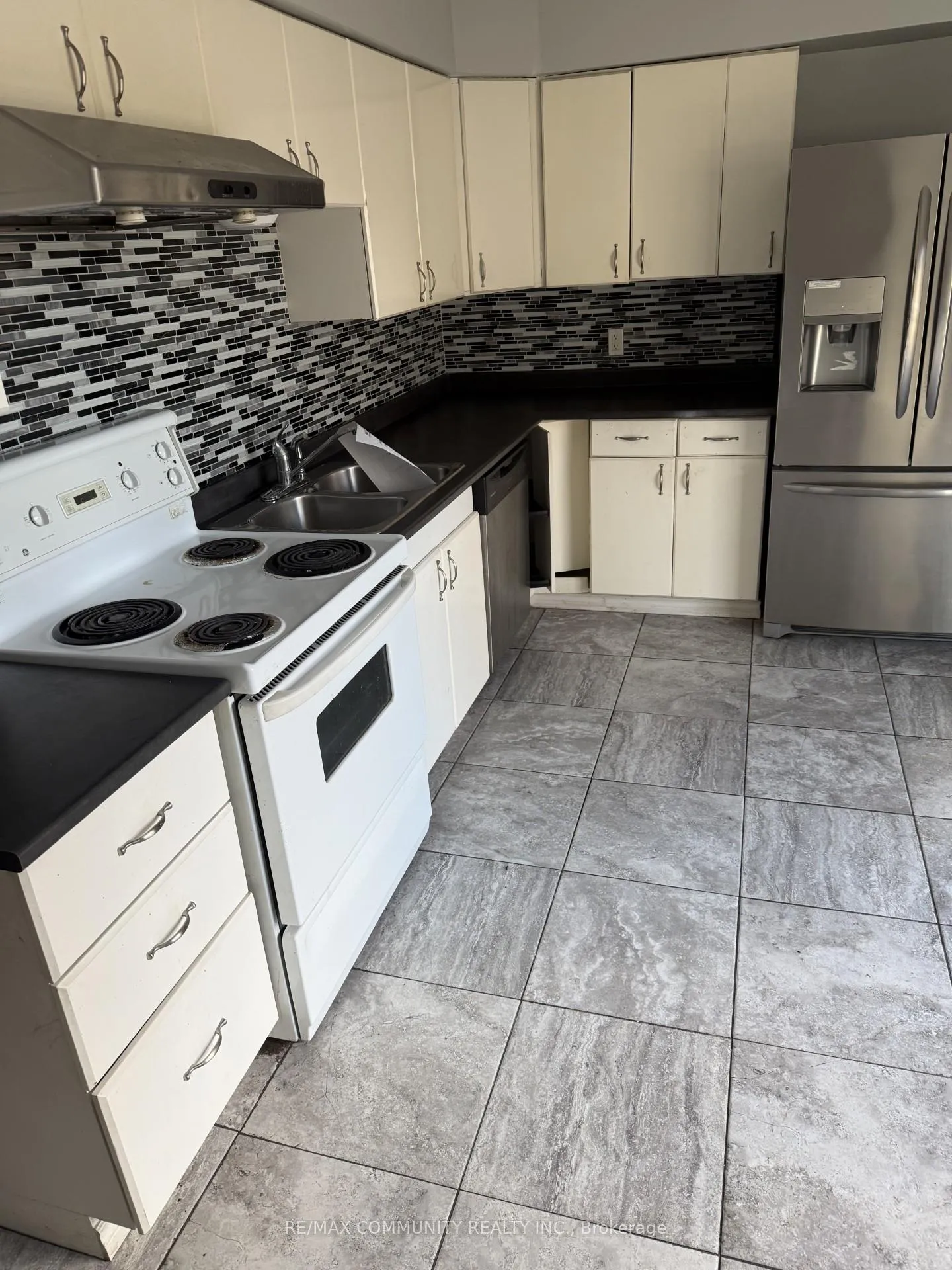 Photo 4 of 2082 St John's Road, Innisfil, Alcona — HOMEH