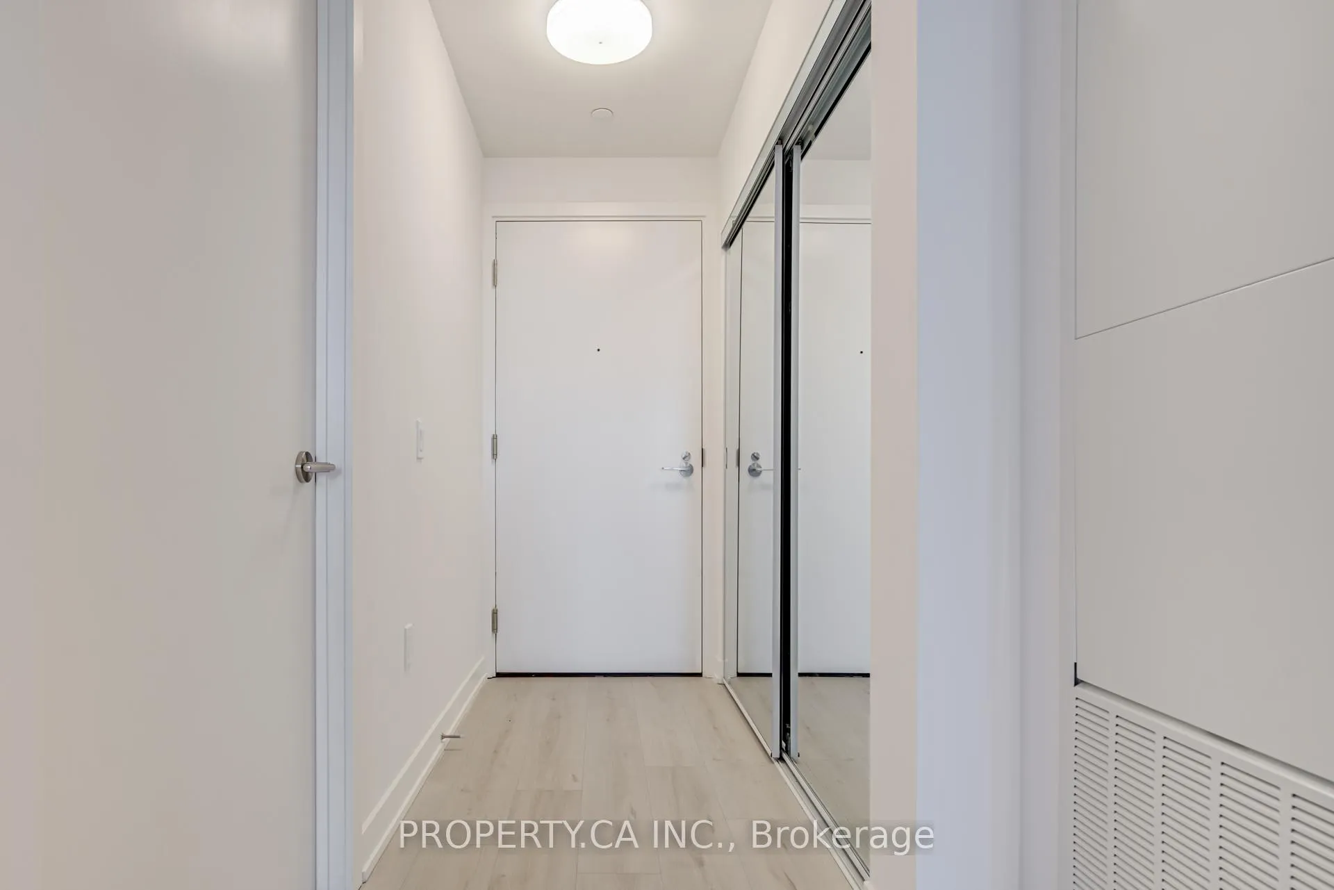 Photo 4 of Unit 2404S, 110 Broadway Avenue, Toronto, Mount Pleasant West — HOMEH