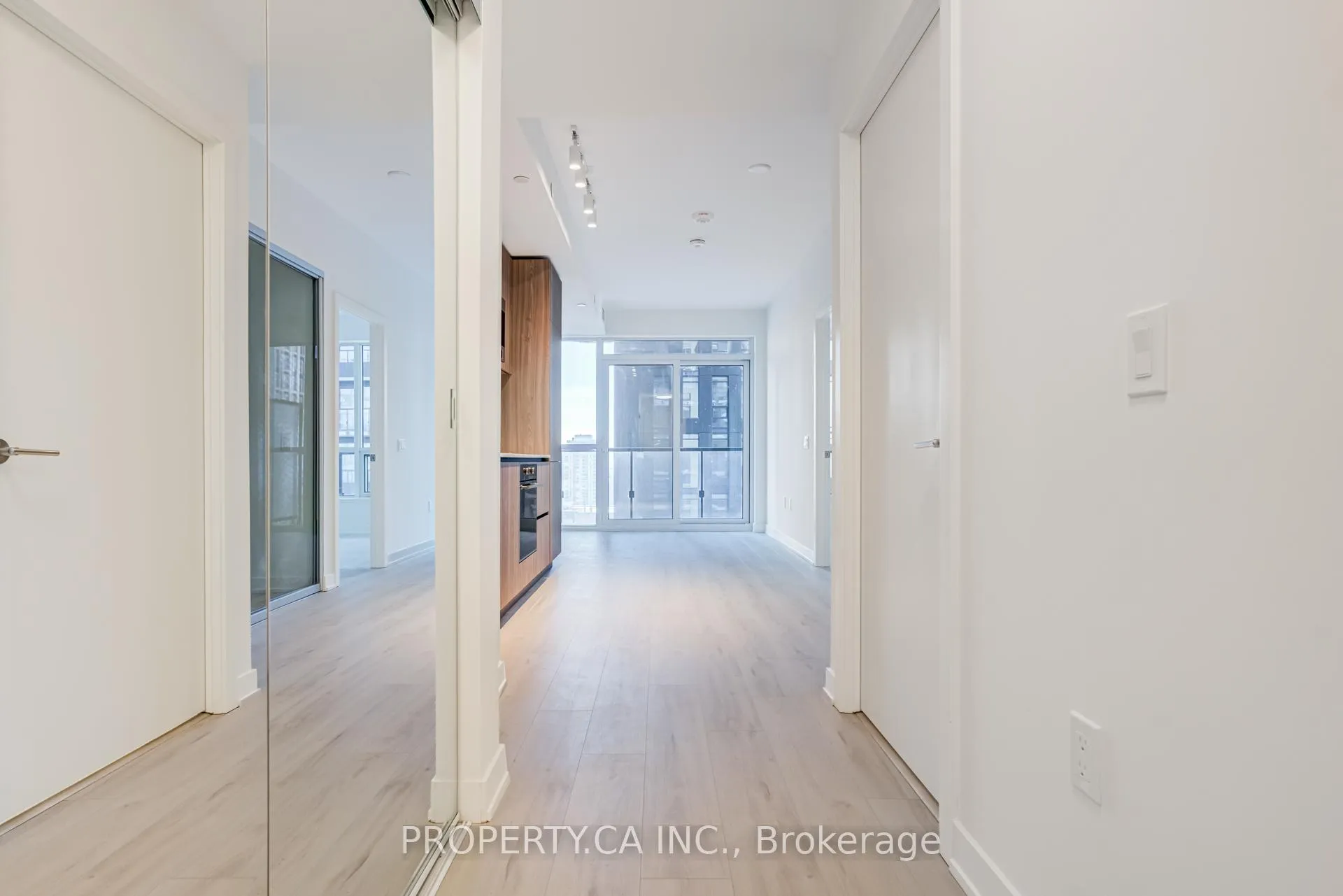 Photo 5 of Unit 2404S, 110 Broadway Avenue, Toronto, Mount Pleasant West — HOMEH