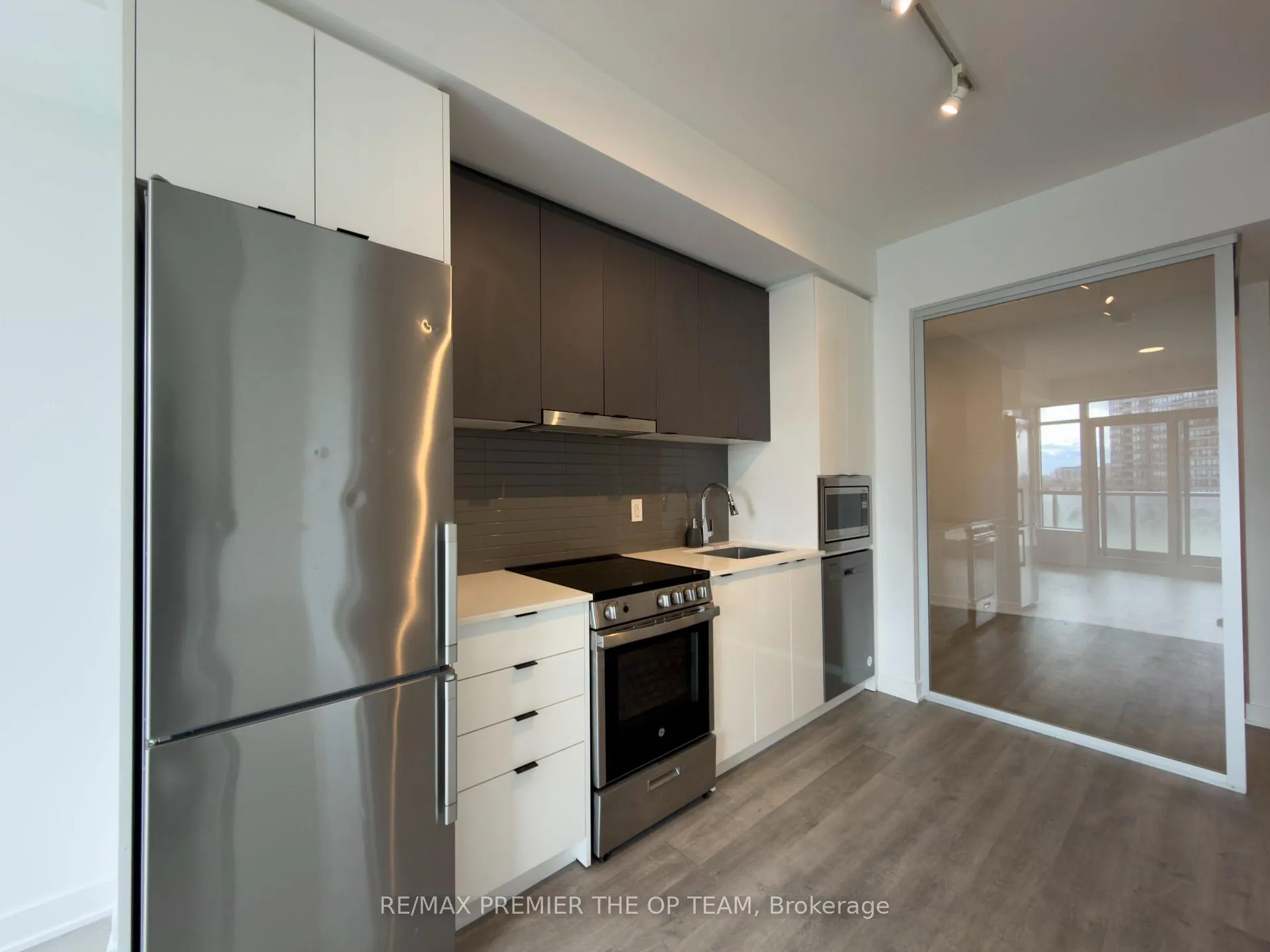 Photo 9 of Unit 403, 30 Upper Mall Way, Vaughan, Brownridge — HOMEH
